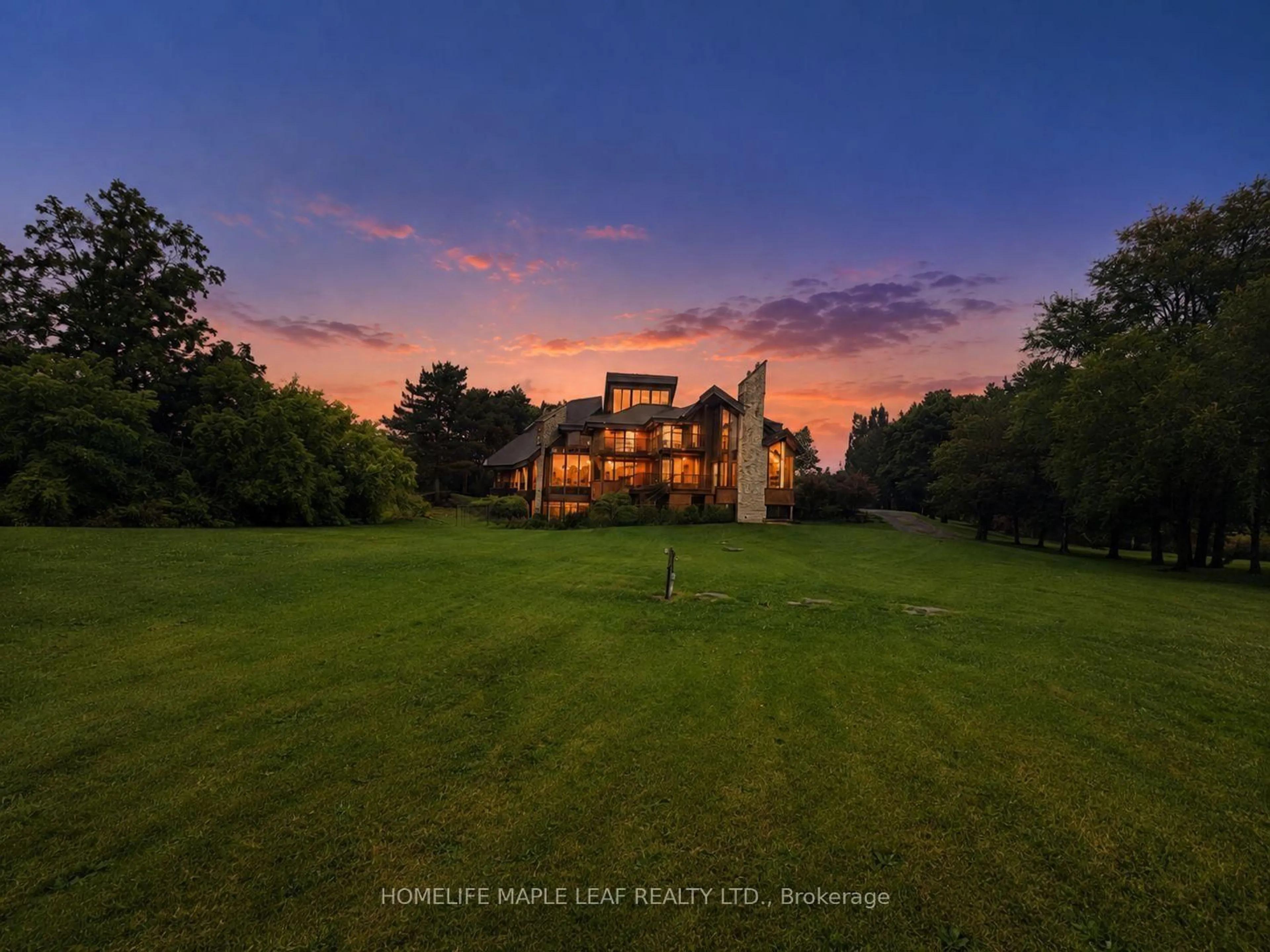 A pic from outside/outdoor area/front of a property/back of a property/a pic from drone, building for 10 Edgeforest Dr, Brampton Ontario L6P 0E1