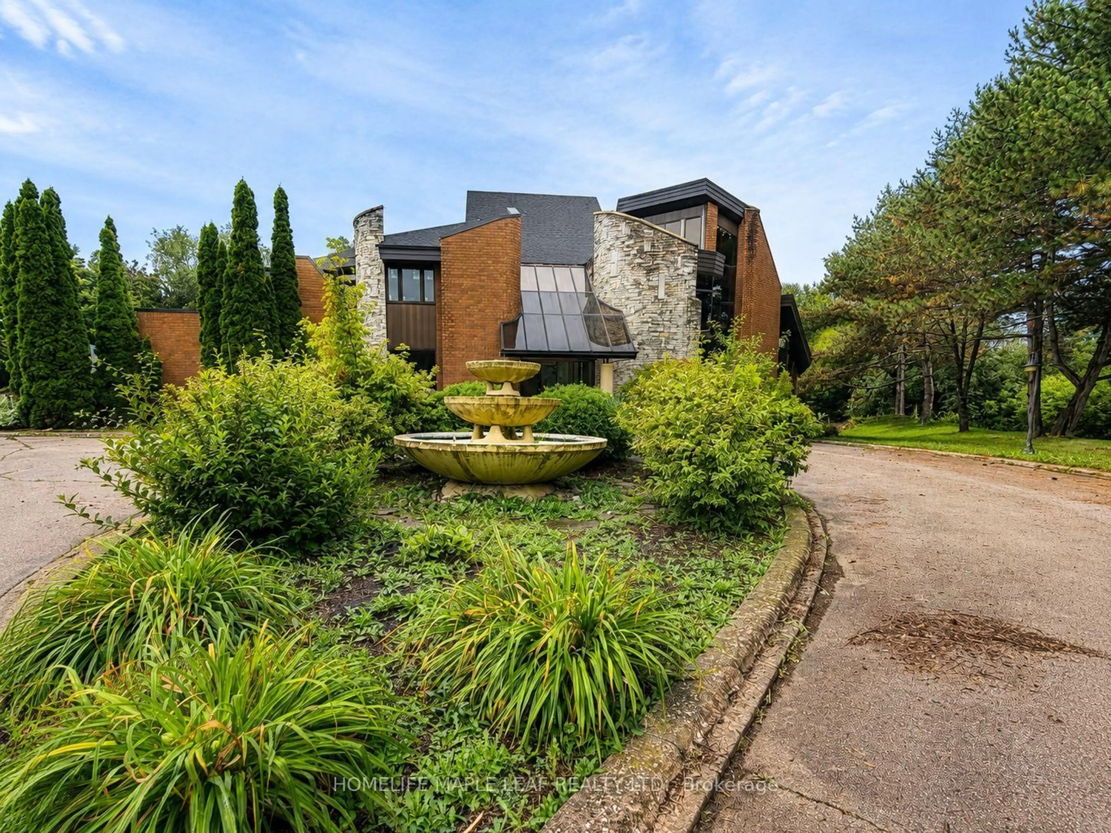 A pic from outside/outdoor area/front of a property/back of a property/a pic from drone, building for 10 Edgeforest Dr, Brampton Ontario L6P 0E1