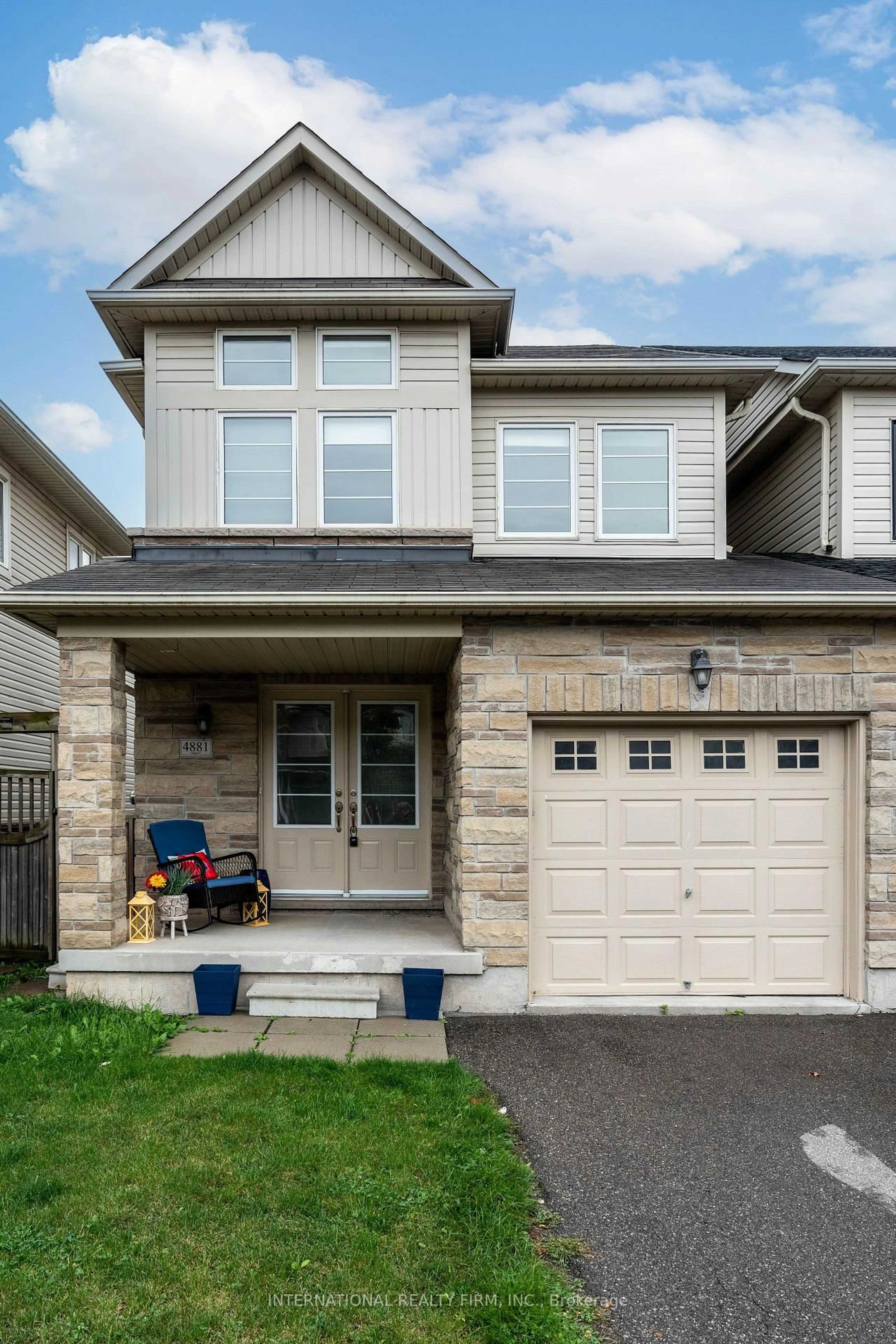 Home with vinyl exterior material, street for 4881 CAPRI Cres, Burlington Ontario L7M 0H8