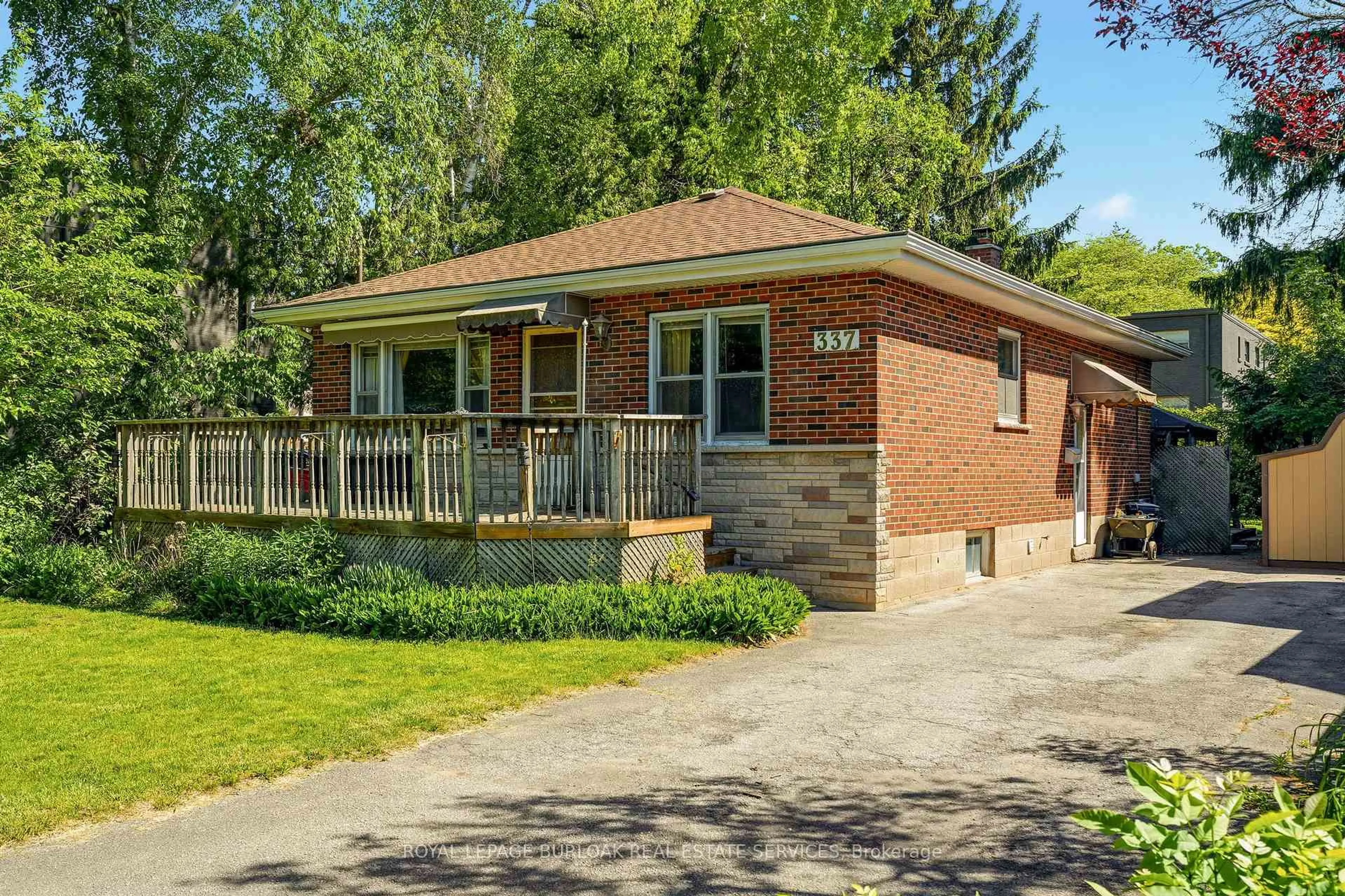 Home with brick exterior material, street for 337 St. Paul St, Burlington Ontario L7R 3K2