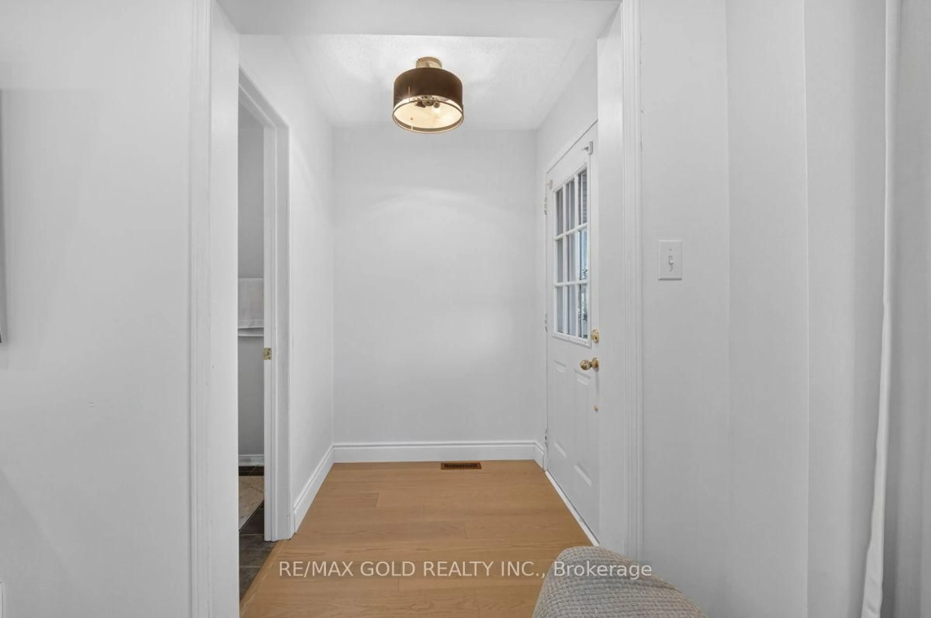Indoor entryway for 1110 DAVIS Lane, Milton Ontario L9T 5P9