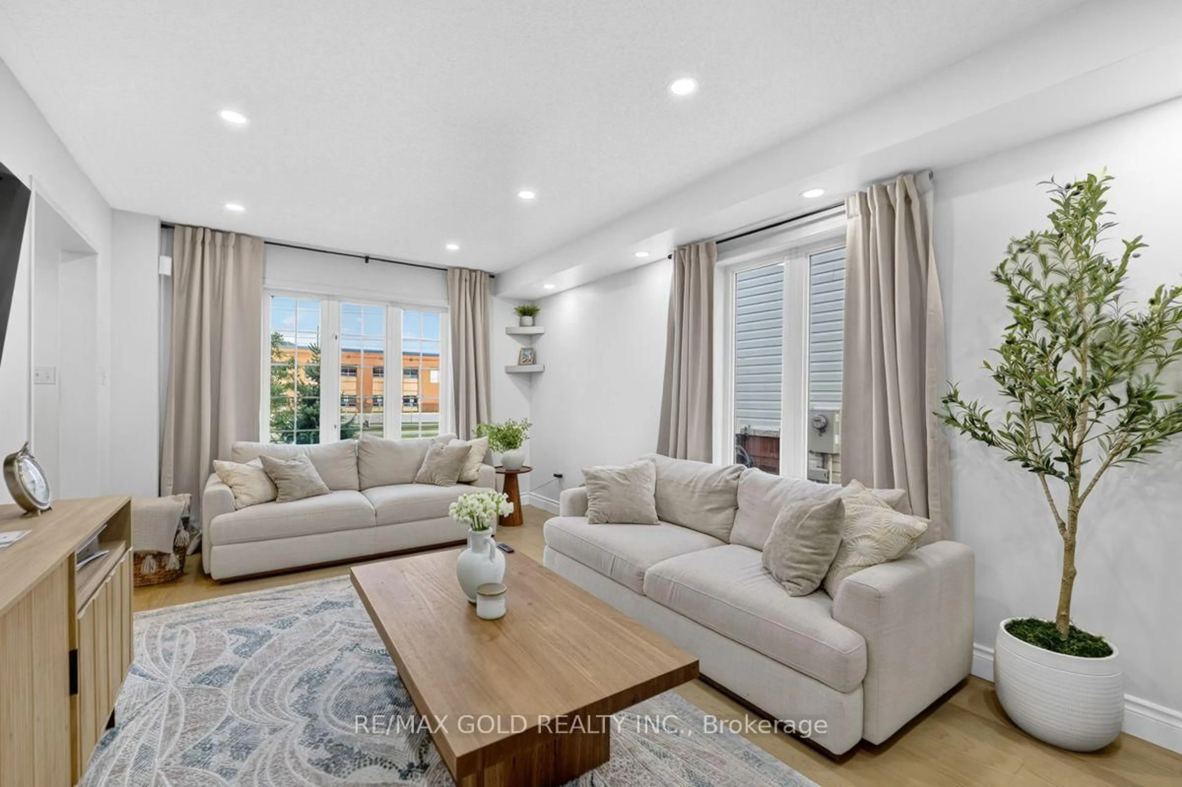 Living room with furniture, unknown for 1110 DAVIS Lane, Milton Ontario L9T 5P9