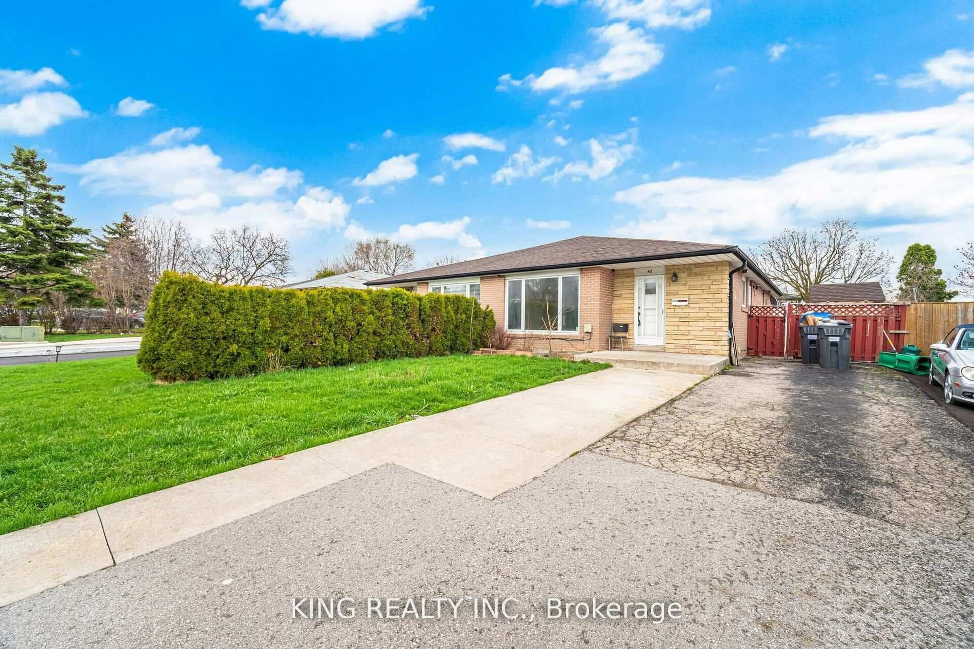 A pic from outside/outdoor area/front of a property/back of a property/a pic from drone, street for 42 Flamingo Cres, Brampton Ontario L6T 2G5