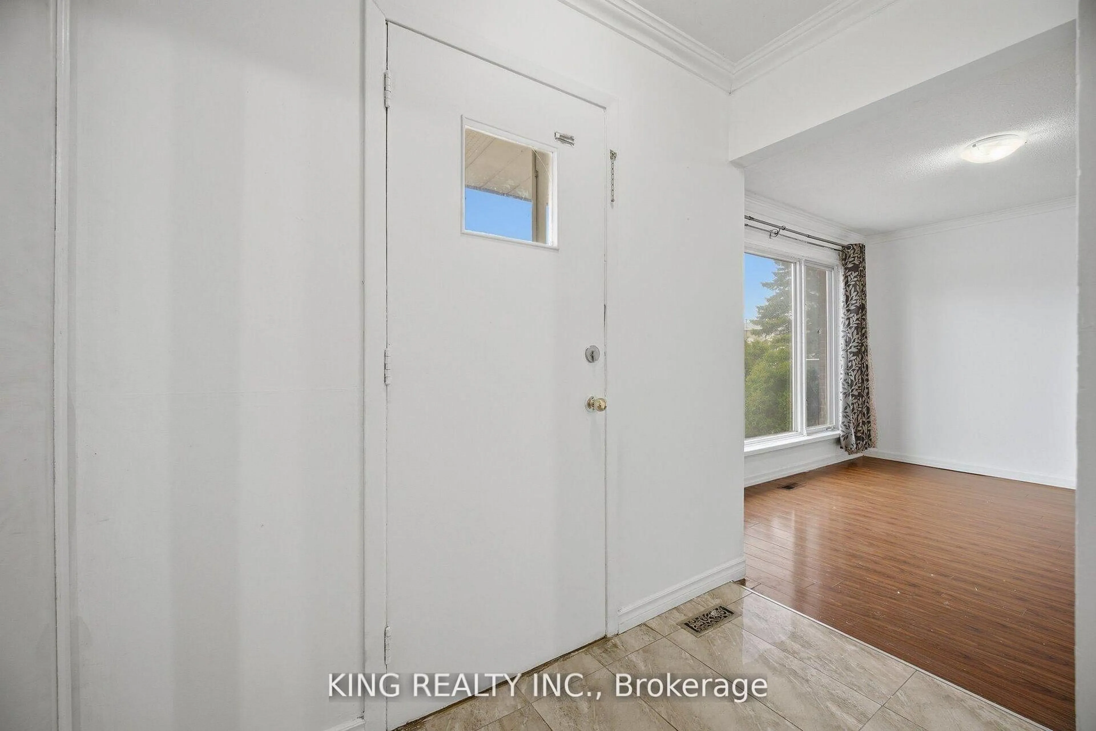 Indoor entryway for 42 Flamingo Cres, Brampton Ontario L6T 2G5