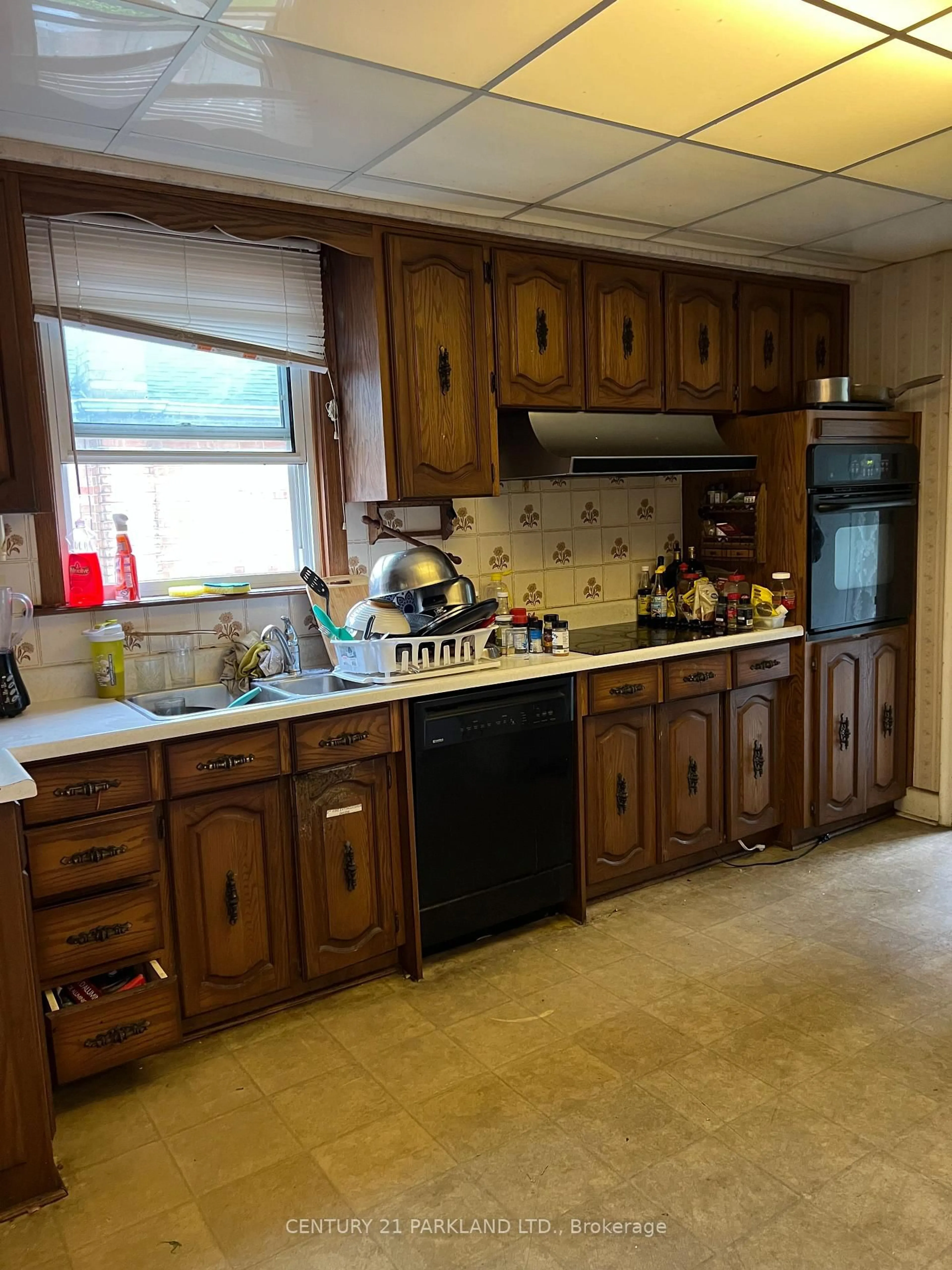 Standard kitchen, unknown for 125 North Carson St, Toronto Ontario M8W 4C7