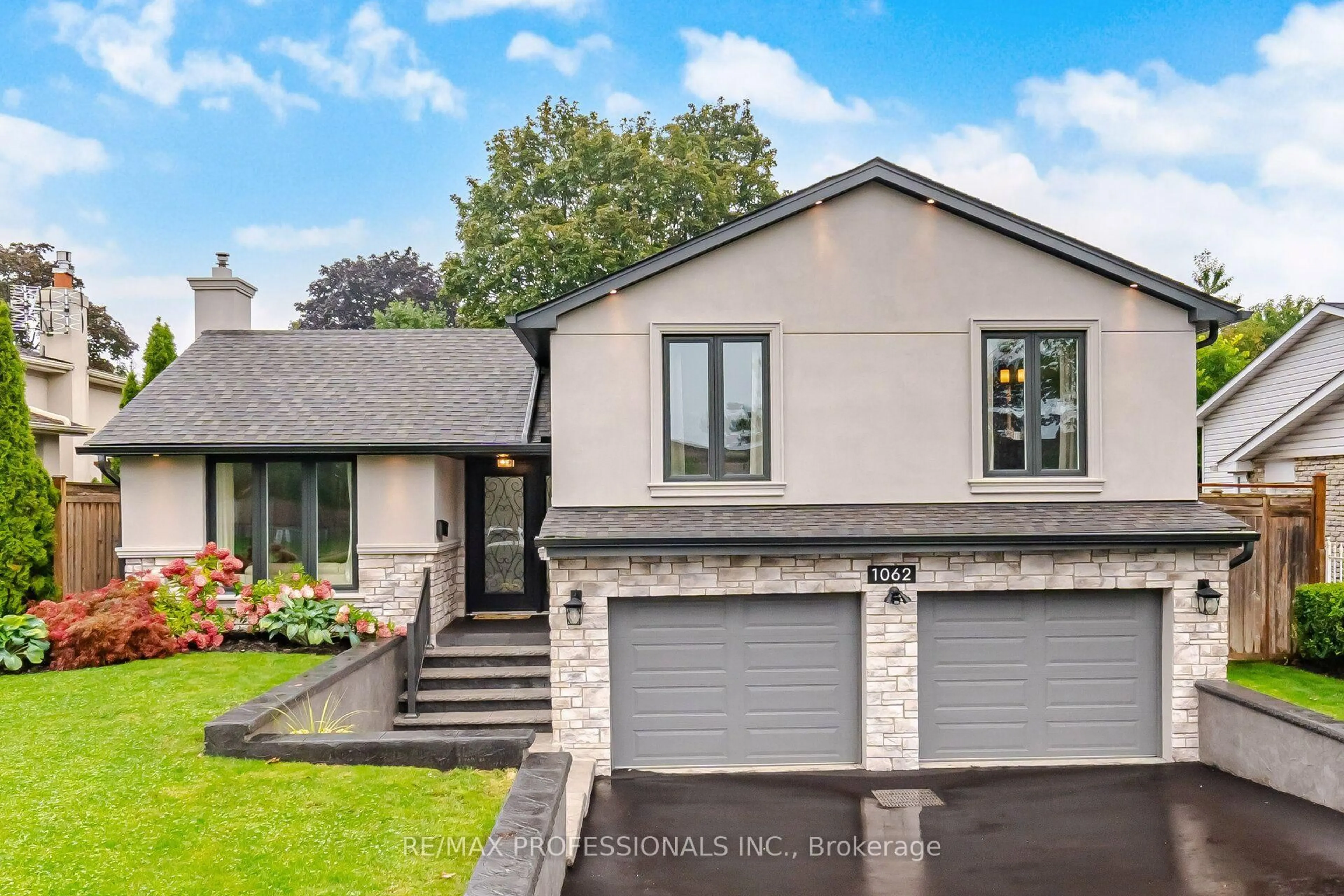 Home with vinyl exterior material, street for 1062 Mississauga Valley Blvd, Mississauga Ontario L5A 3J4