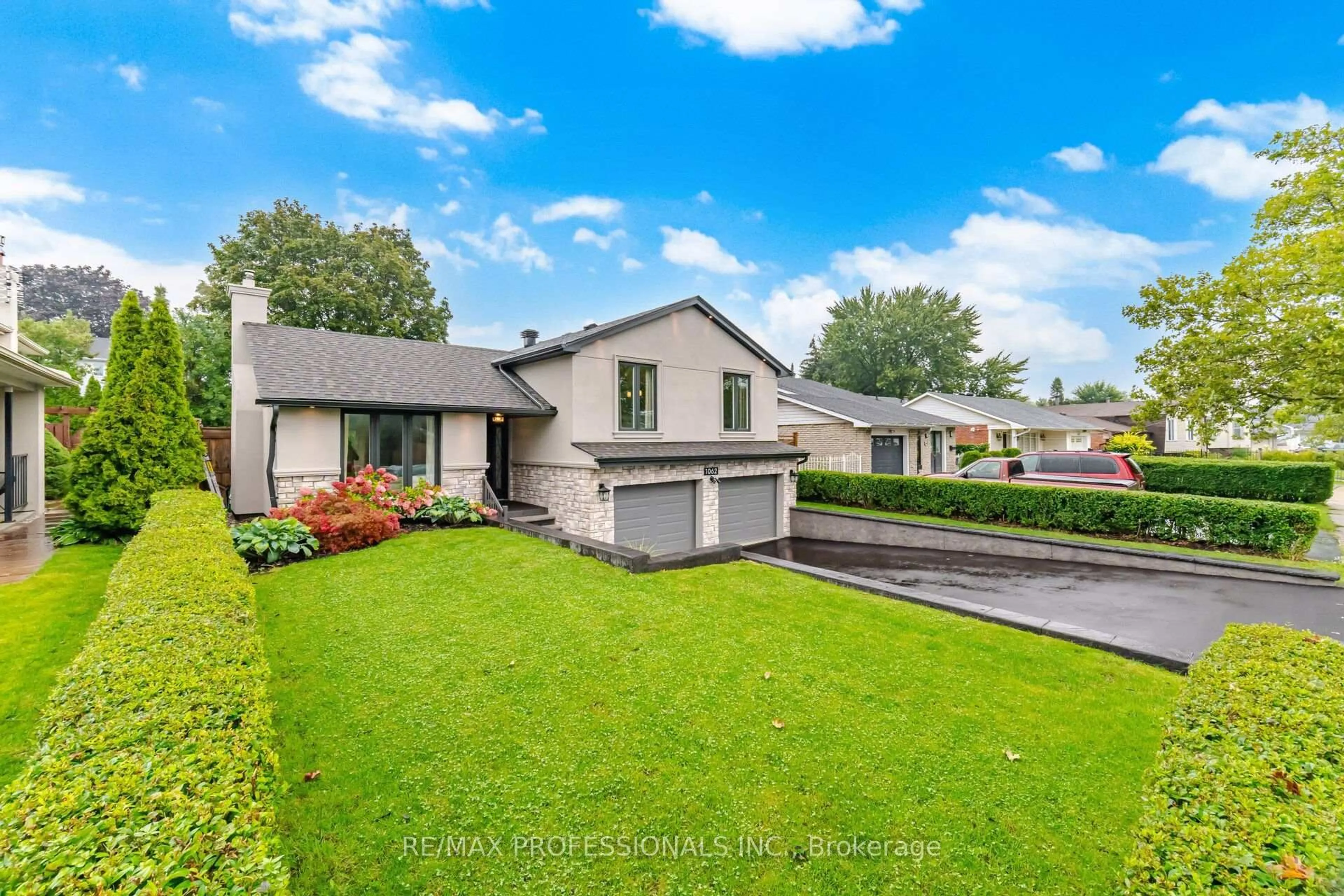 A pic from outside/outdoor area/front of a property/back of a property/a pic from drone, street for 1062 Mississauga Valley Blvd, Mississauga Ontario L5A 3J4