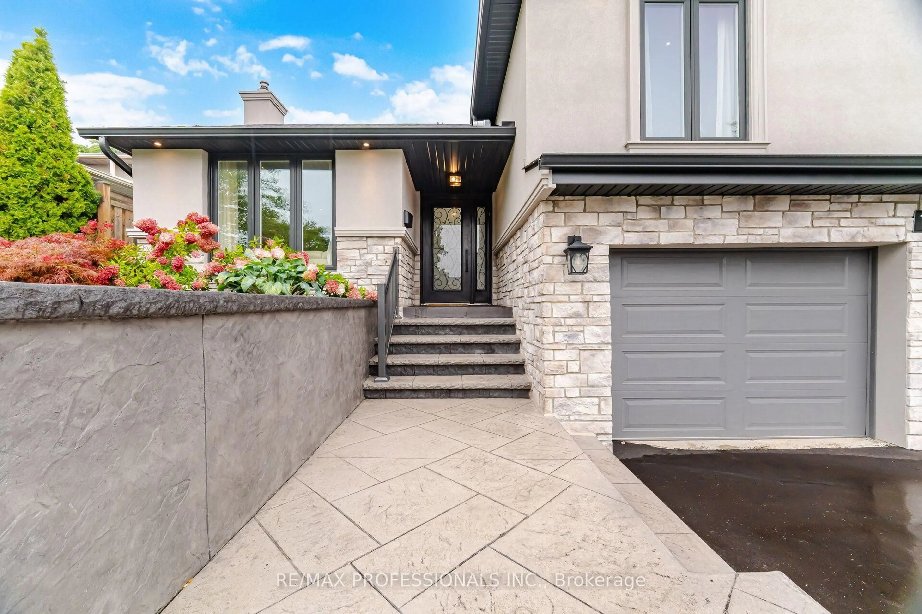 Home with brick exterior material, street for 1062 Mississauga Valley Blvd, Mississauga Ontario L5A 3J4