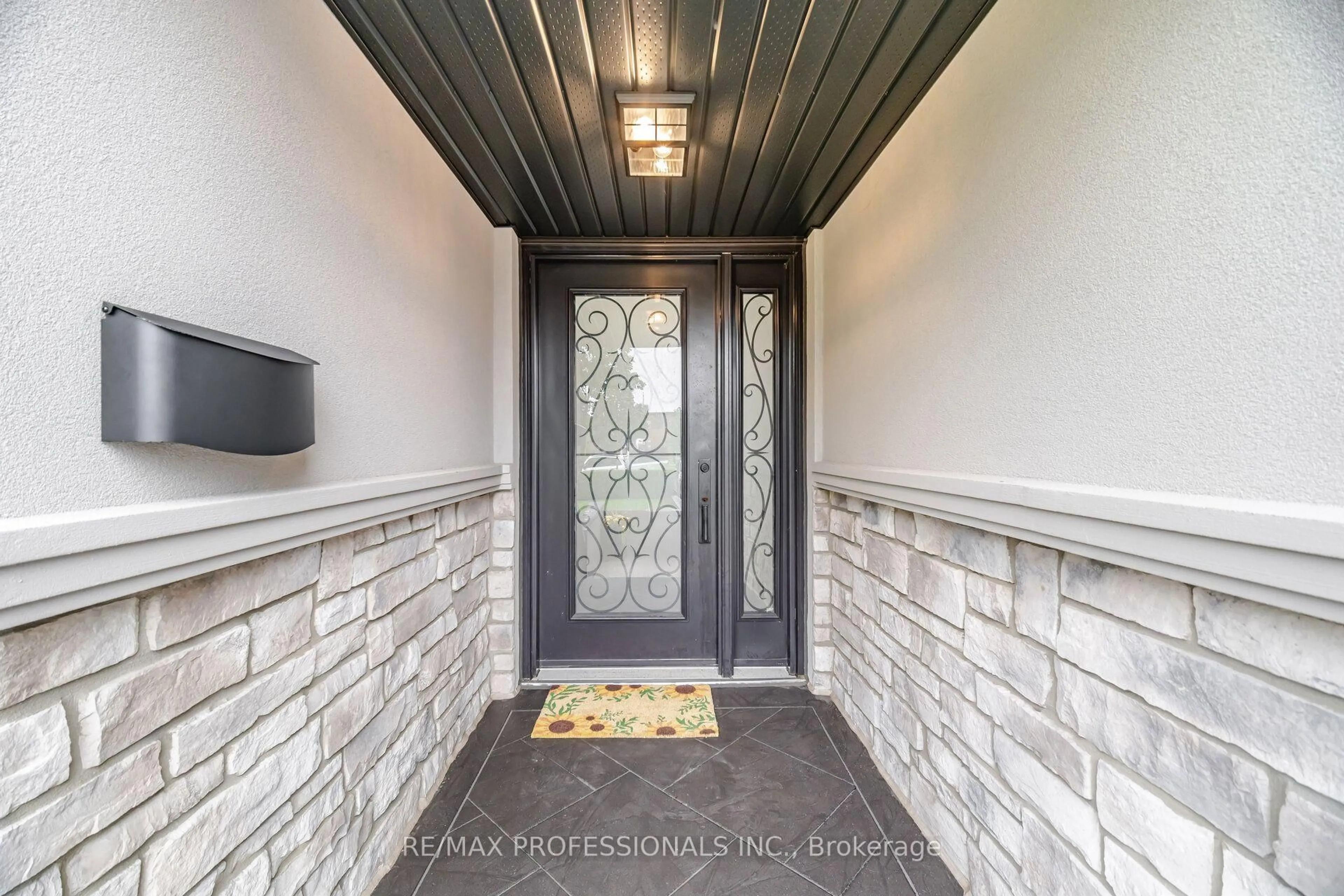 Indoor entryway for 1062 Mississauga Valley Blvd, Mississauga Ontario L5A 3J4