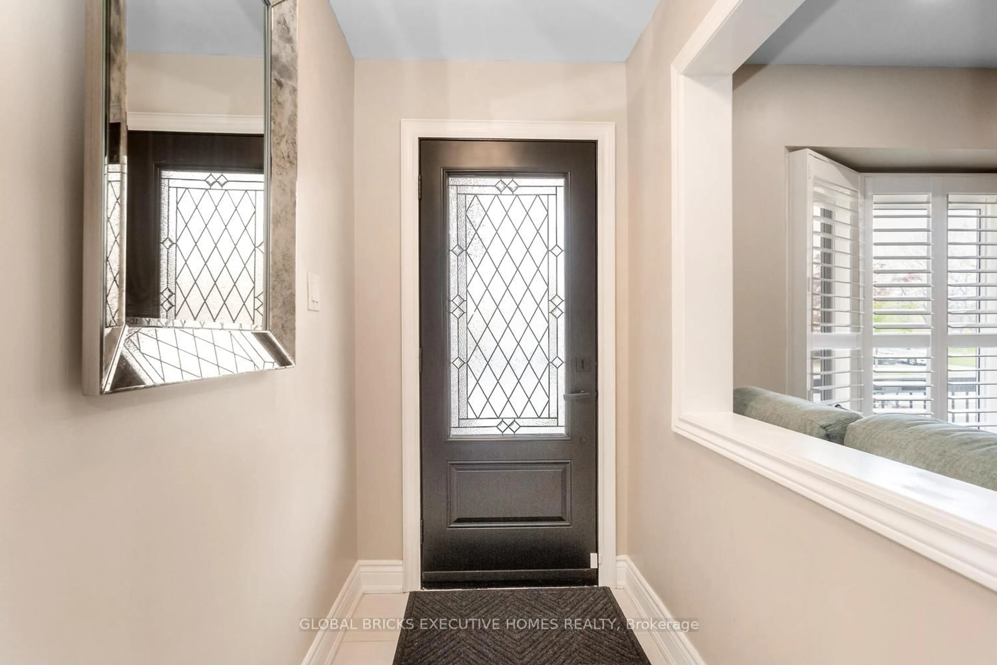 Indoor entryway for 5952 Grossbeak Dr, Mississauga Ontario L5N 6B3