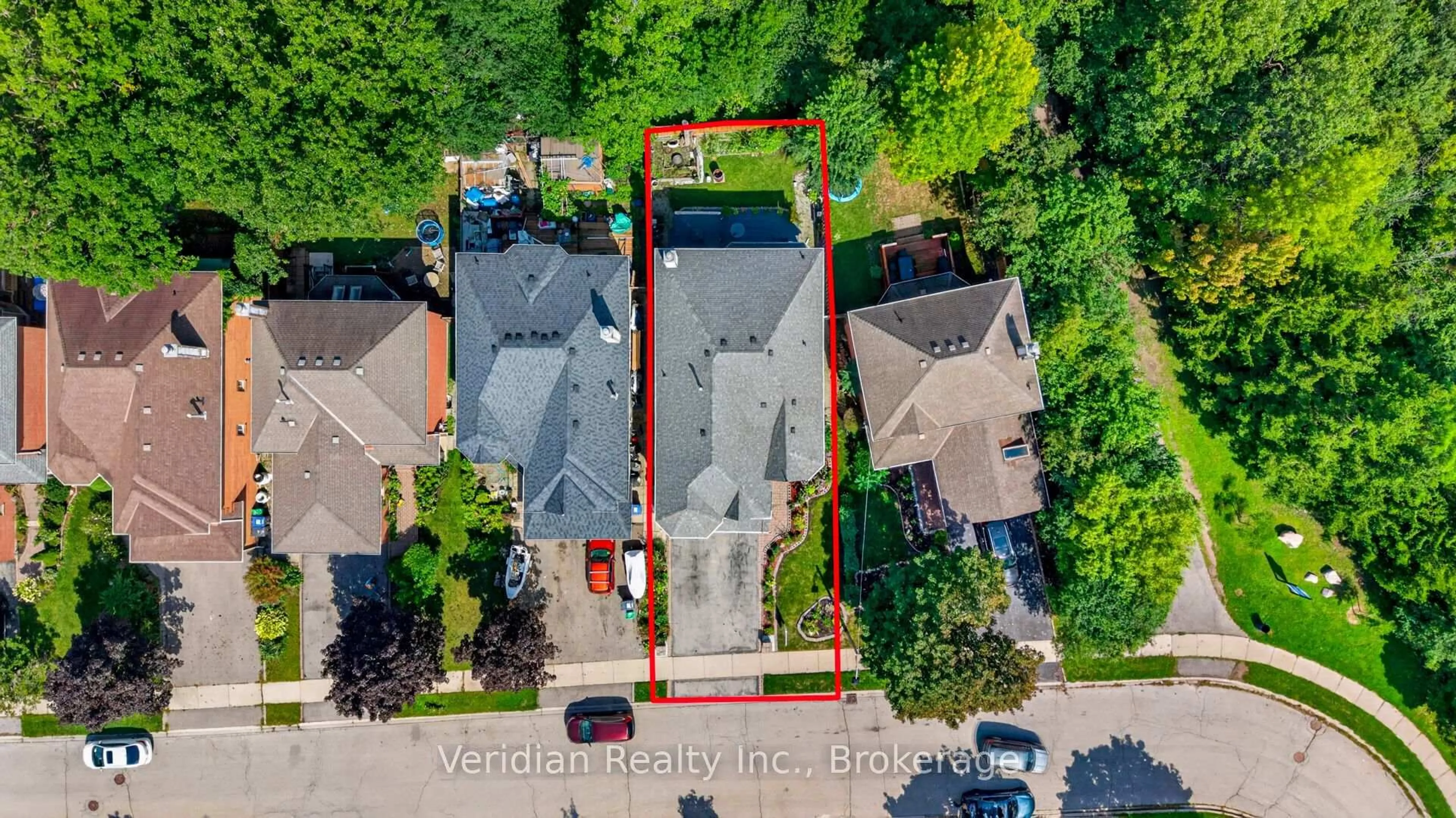 A pic from outside/outdoor area/front of a property/back of a property/a pic from drone, street for 103 Vivians Cres, Brampton Ontario L6Y 4V4