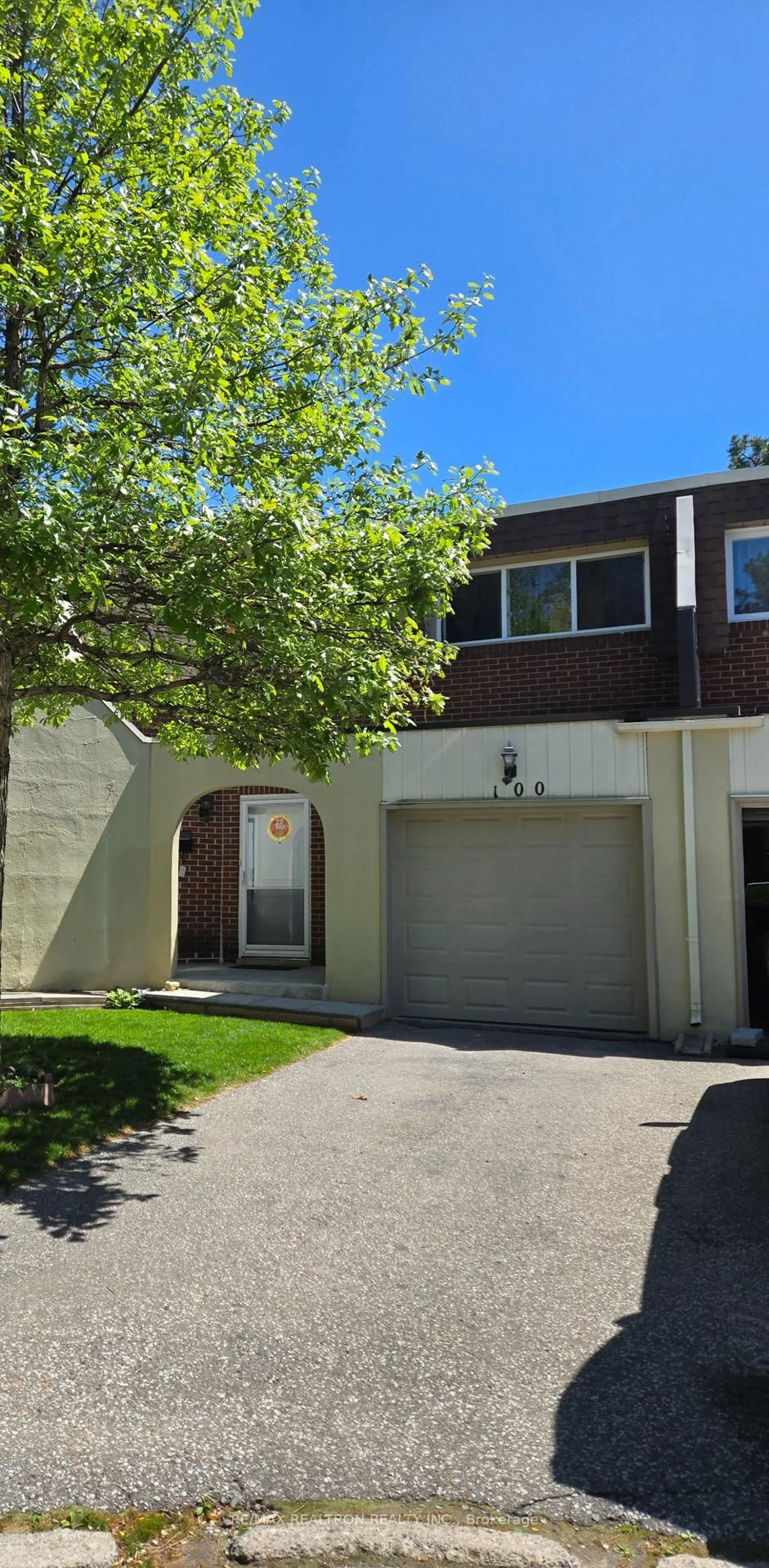 Home with vinyl exterior material, street for 1180 Mississauga Valley Blvd #100, Mississauga Ontario L5A 3M9