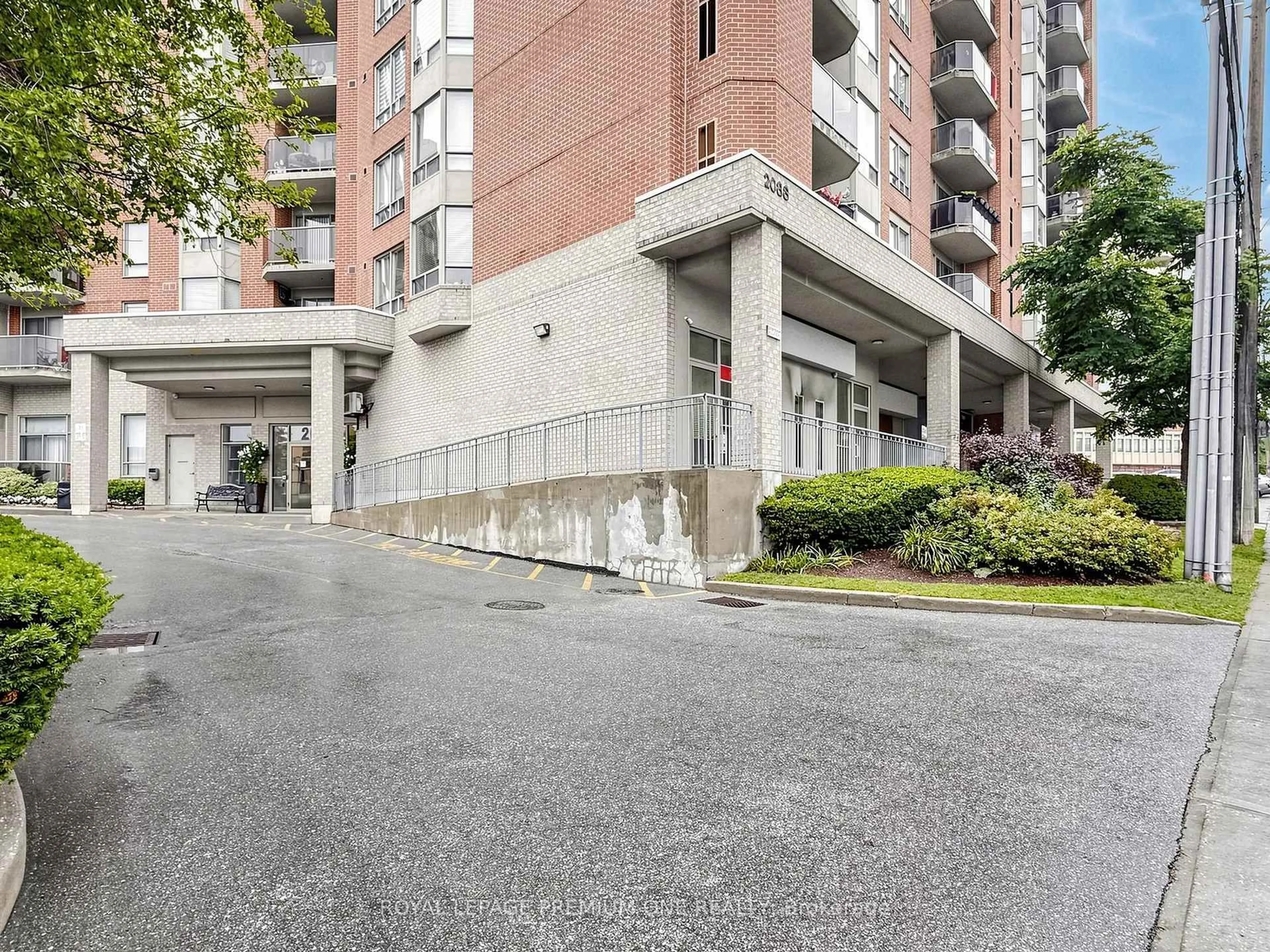 Indoor foyer for 2088 Lawrence Ave #808, Toronto Ontario M9N 3Z9