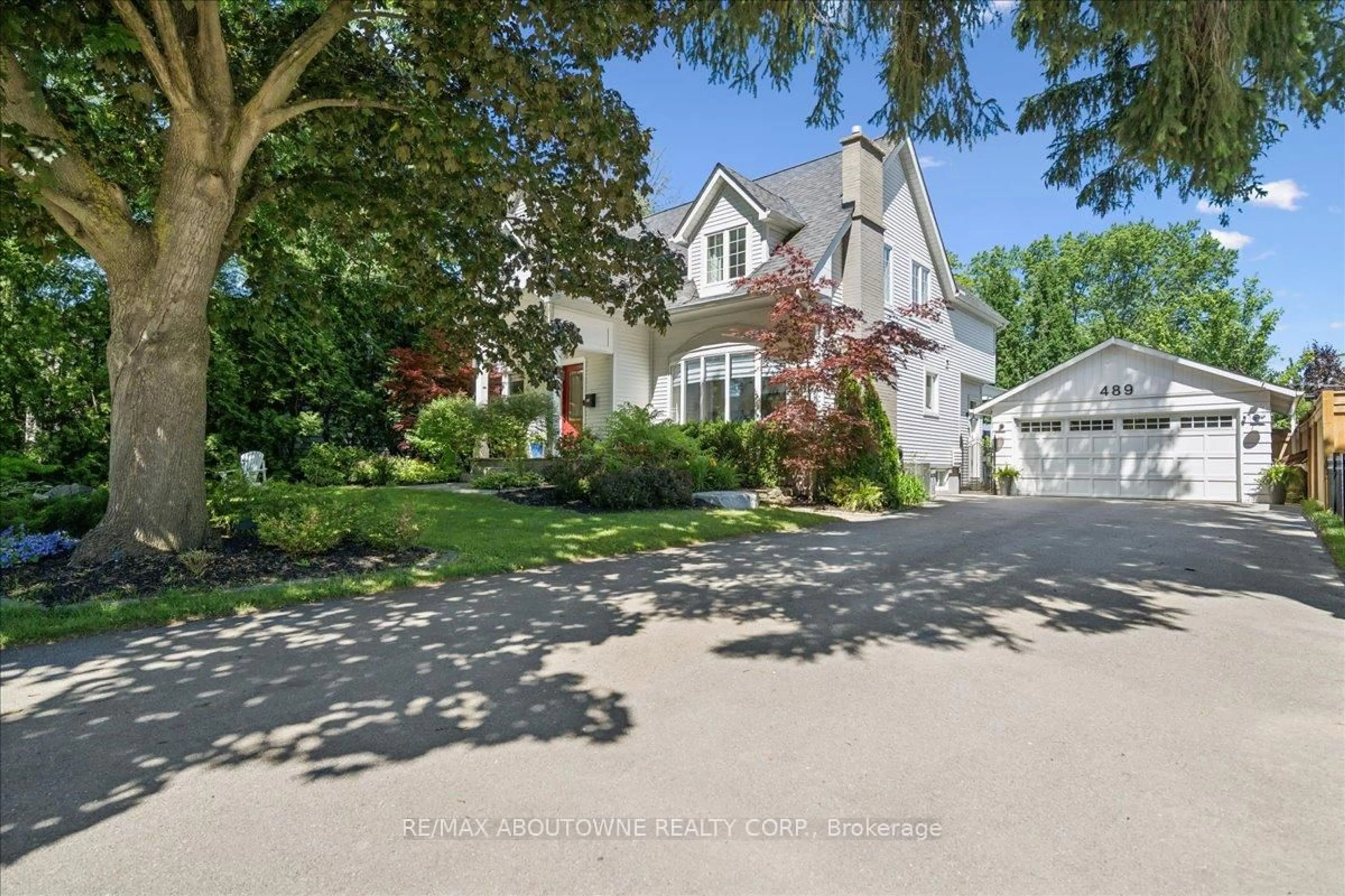 A pic from outside/outdoor area/front of a property/back of a property/a pic from drone, street for 489 Rebecca St, Oakville Ontario L6K 1K8