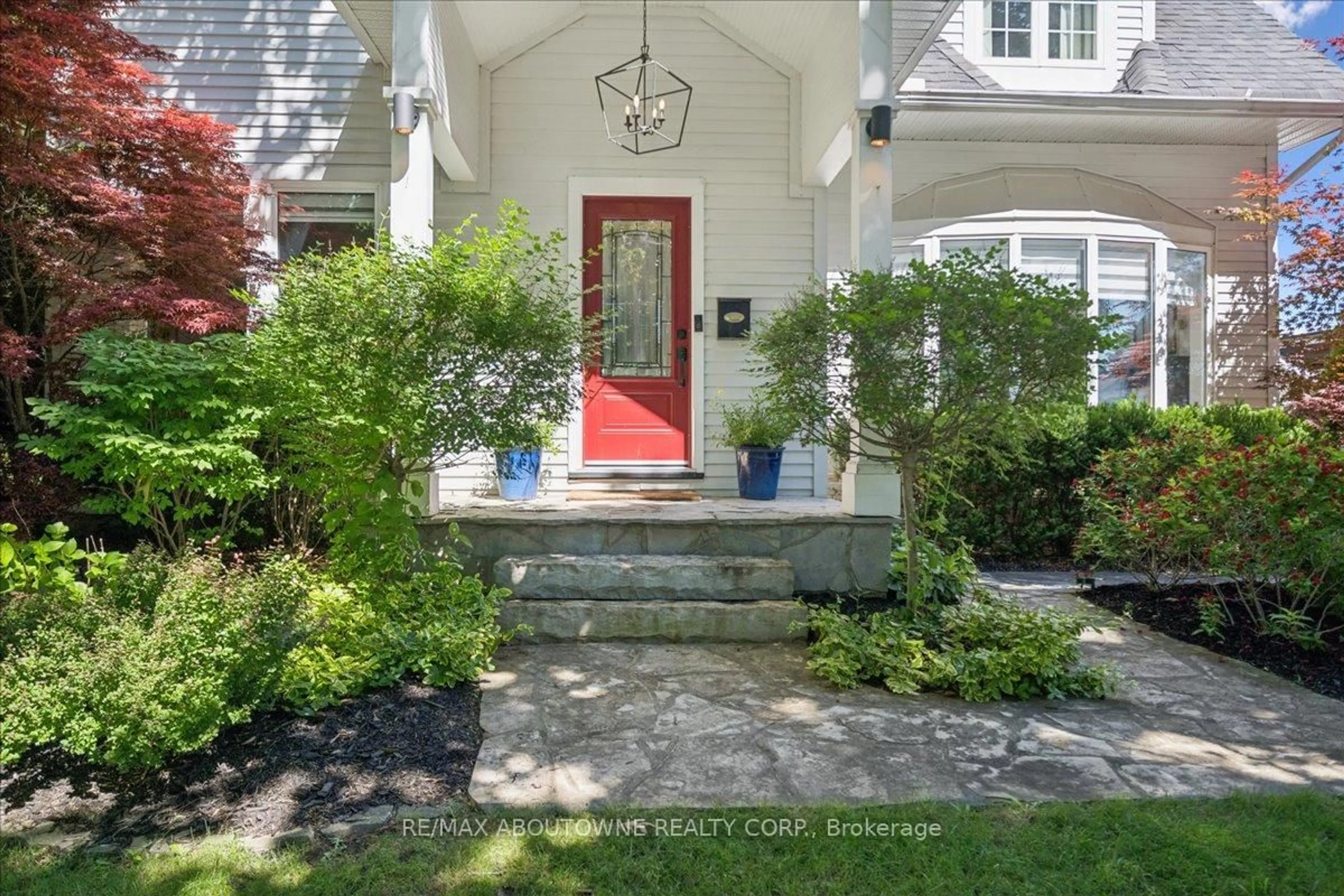 Indoor entryway for 489 Rebecca St, Oakville Ontario L6K 1K8
