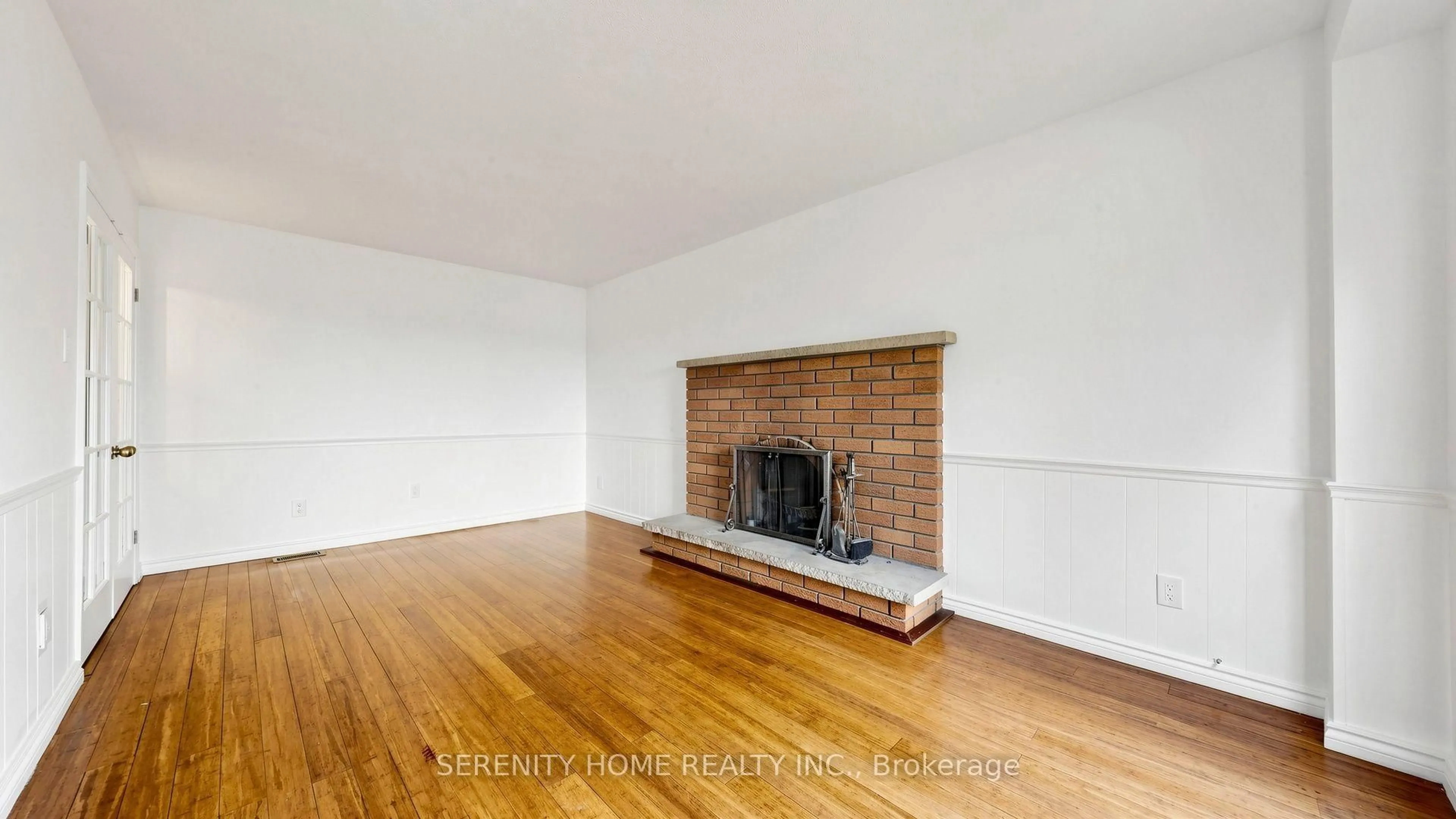 A pic of a room for 957 Queensbridge Dr, Mississauga Ontario L5C 3M8