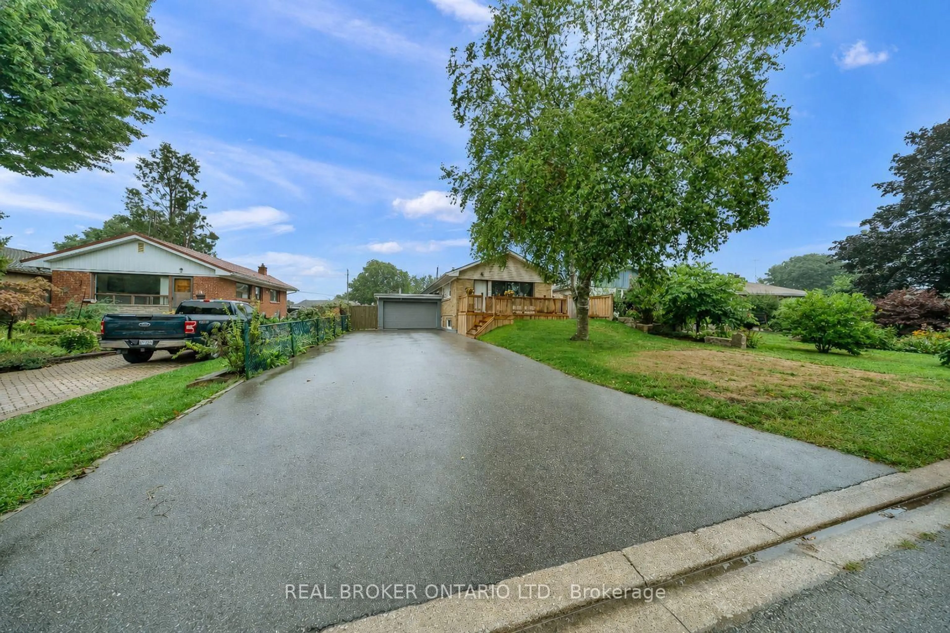 A pic from outside/outdoor area/front of a property/back of a property/a pic from drone, street for 67 Roseford Terr, Halton Hills Ontario L7J 2L2