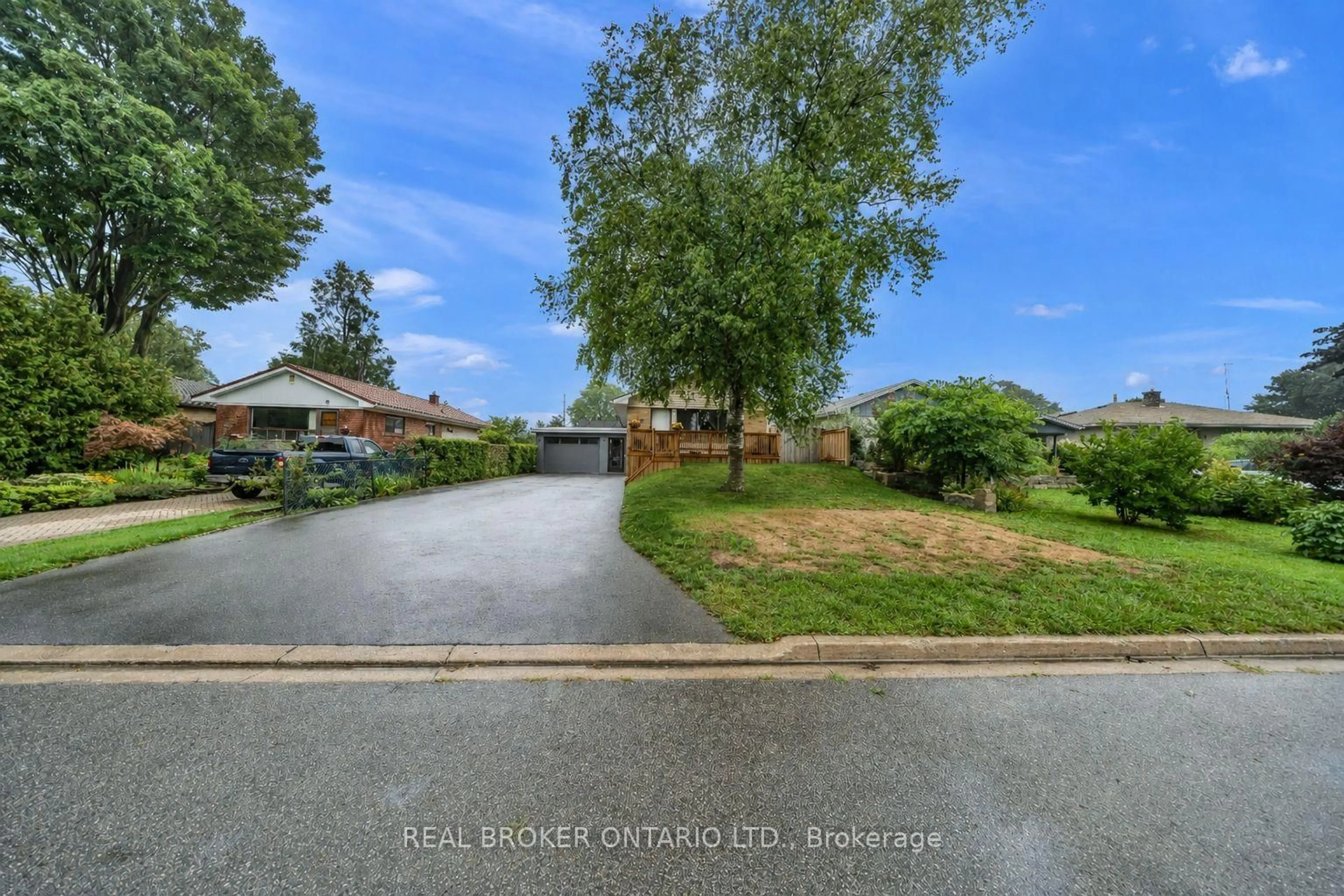 A pic from outside/outdoor area/front of a property/back of a property/a pic from drone, street for 67 Roseford Terr, Halton Hills Ontario L7J 2L2