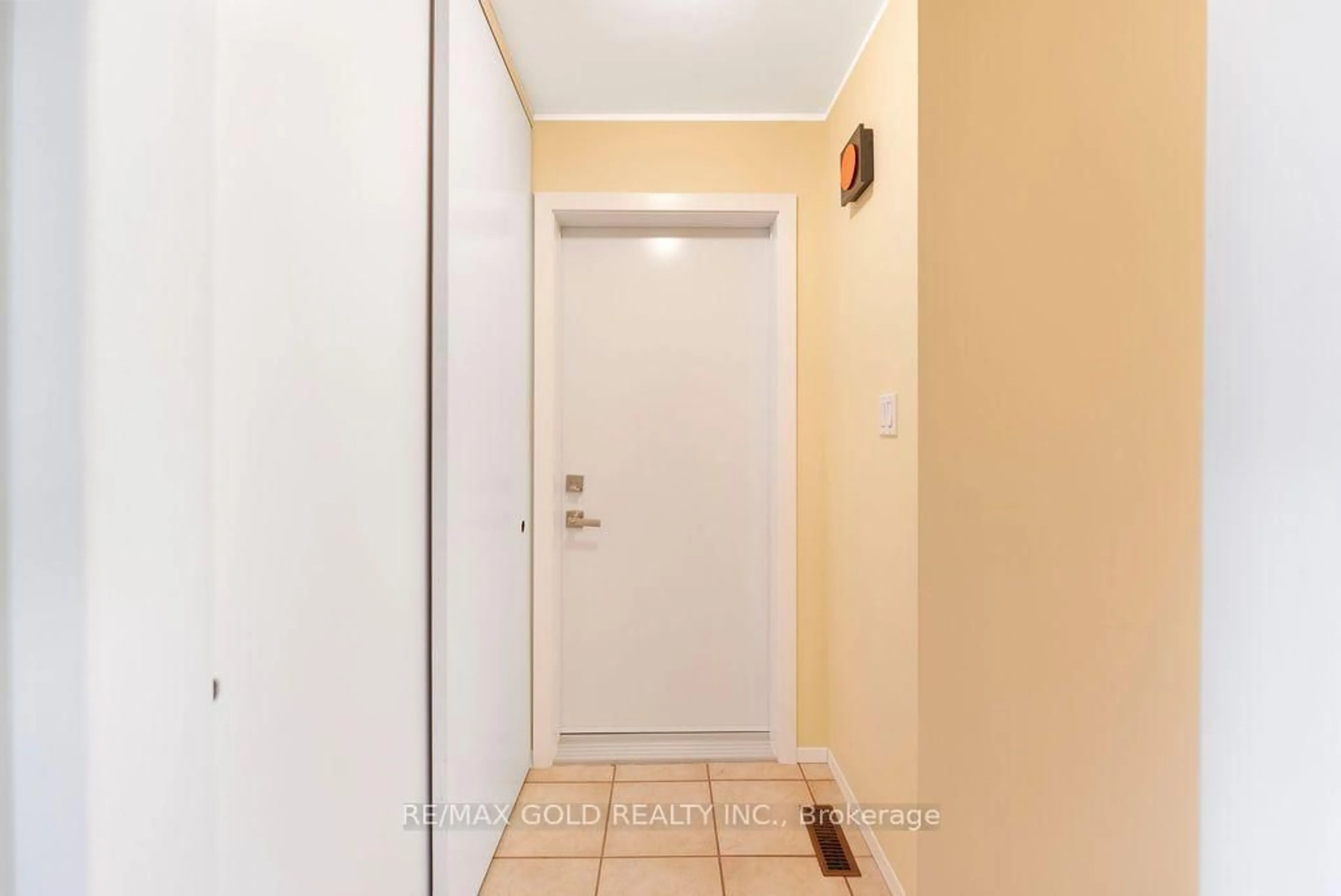 Indoor entryway for 29 Carberry Cres, Brampton Ontario L6V 2G1