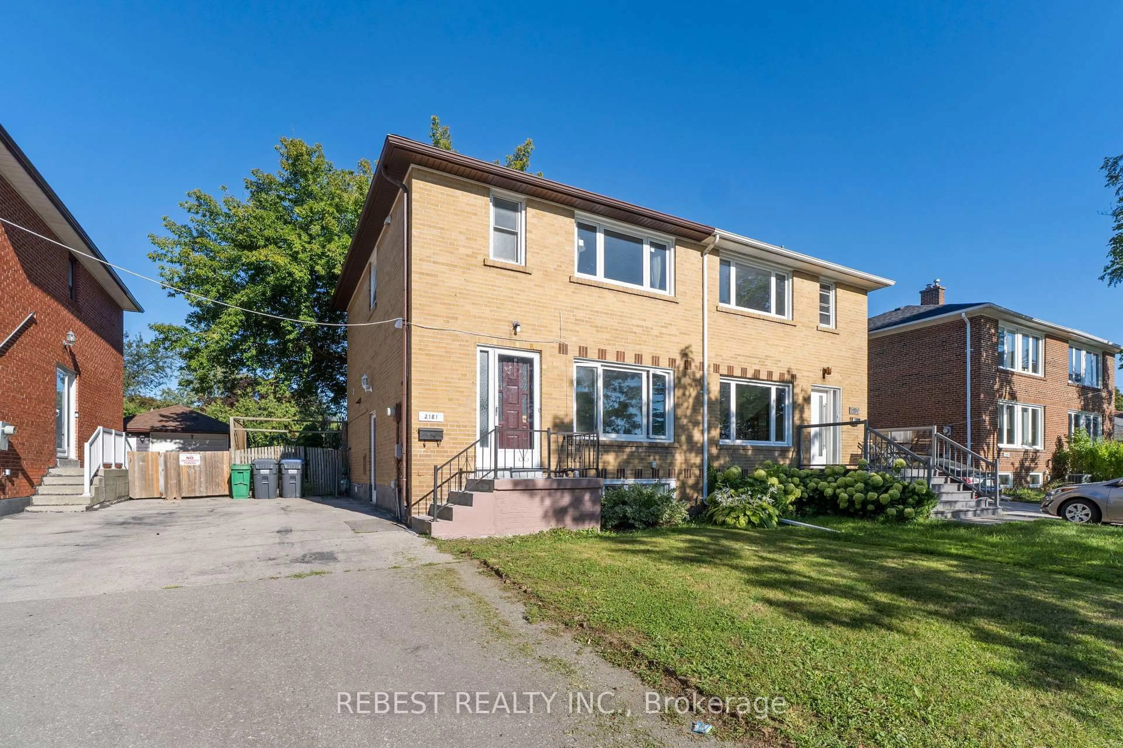 Home with brick exterior material, street for 2181 Wiseman Crt, Mississauga Ontario L5J 1P3