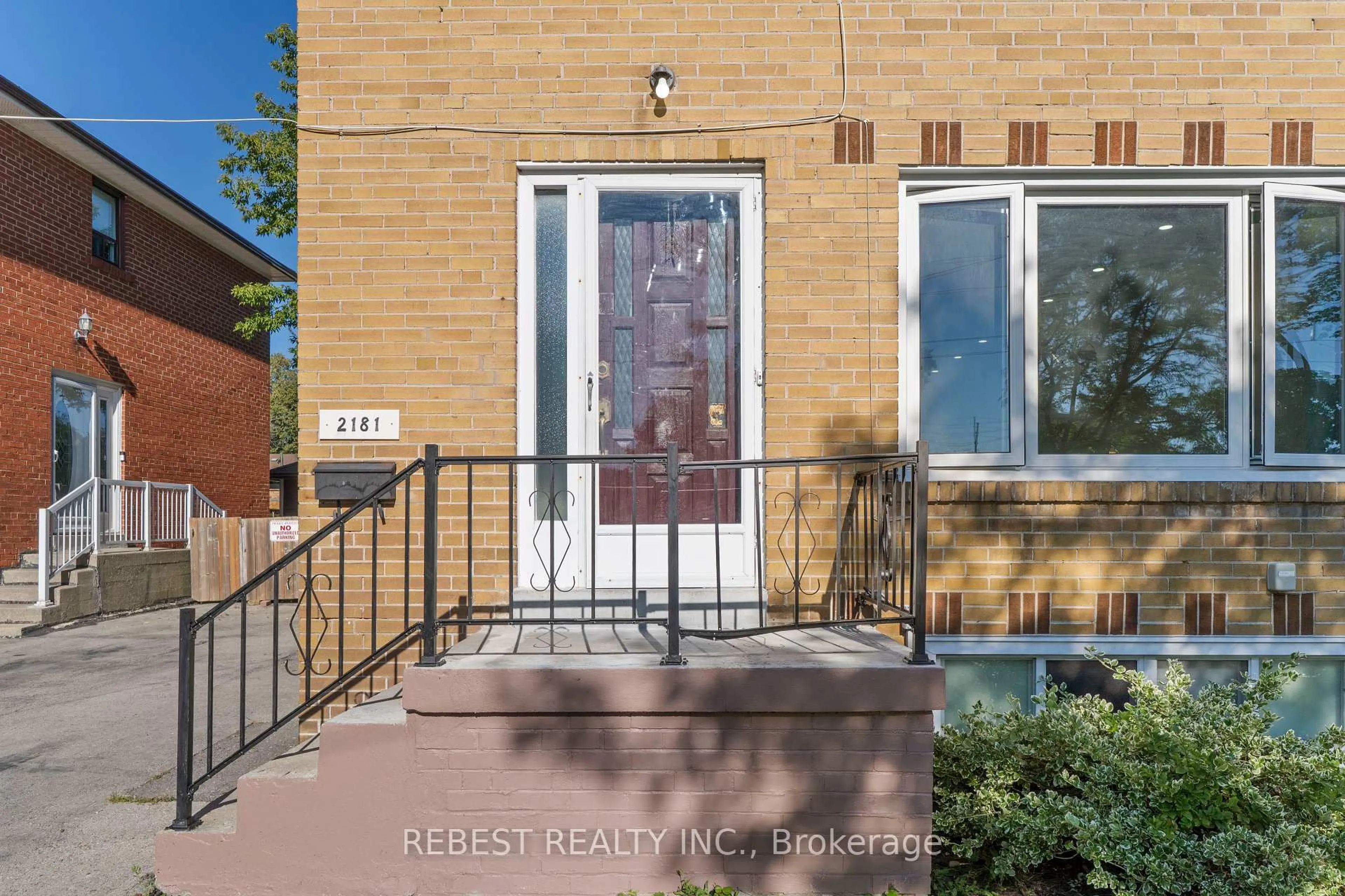 Indoor entryway for 2181 Wiseman Crt, Mississauga Ontario L5J 1P3