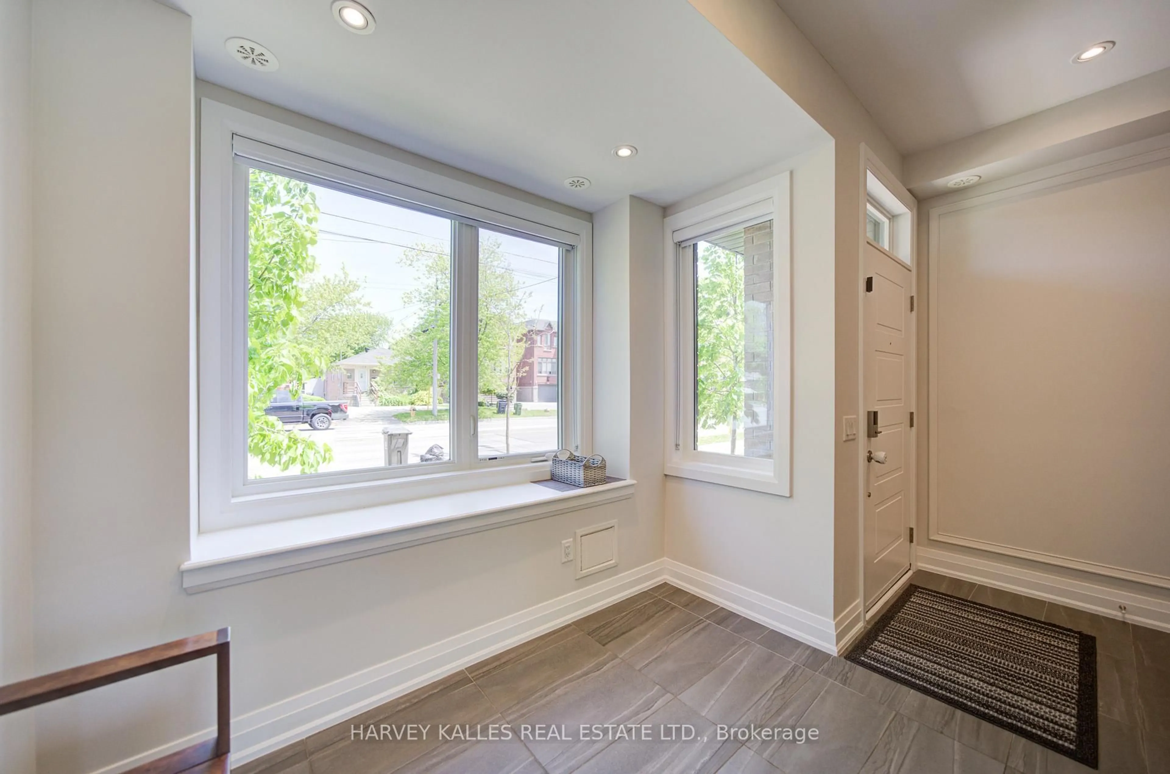 Indoor entryway for 1130A Islington Ave, Toronto Ontario M8Z 0G6
