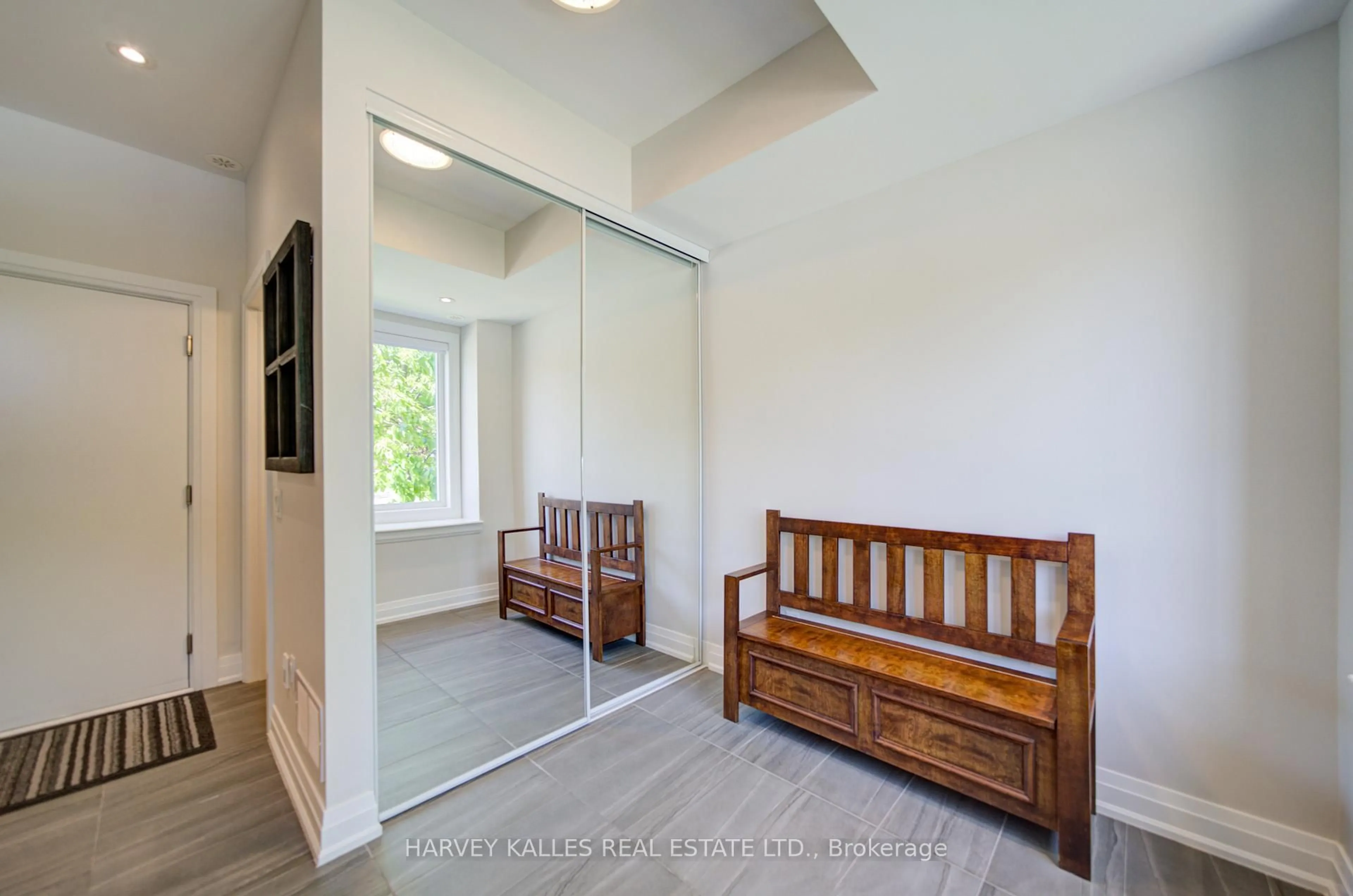 Indoor entryway for 1130A Islington Ave, Toronto Ontario M8Z 0G6