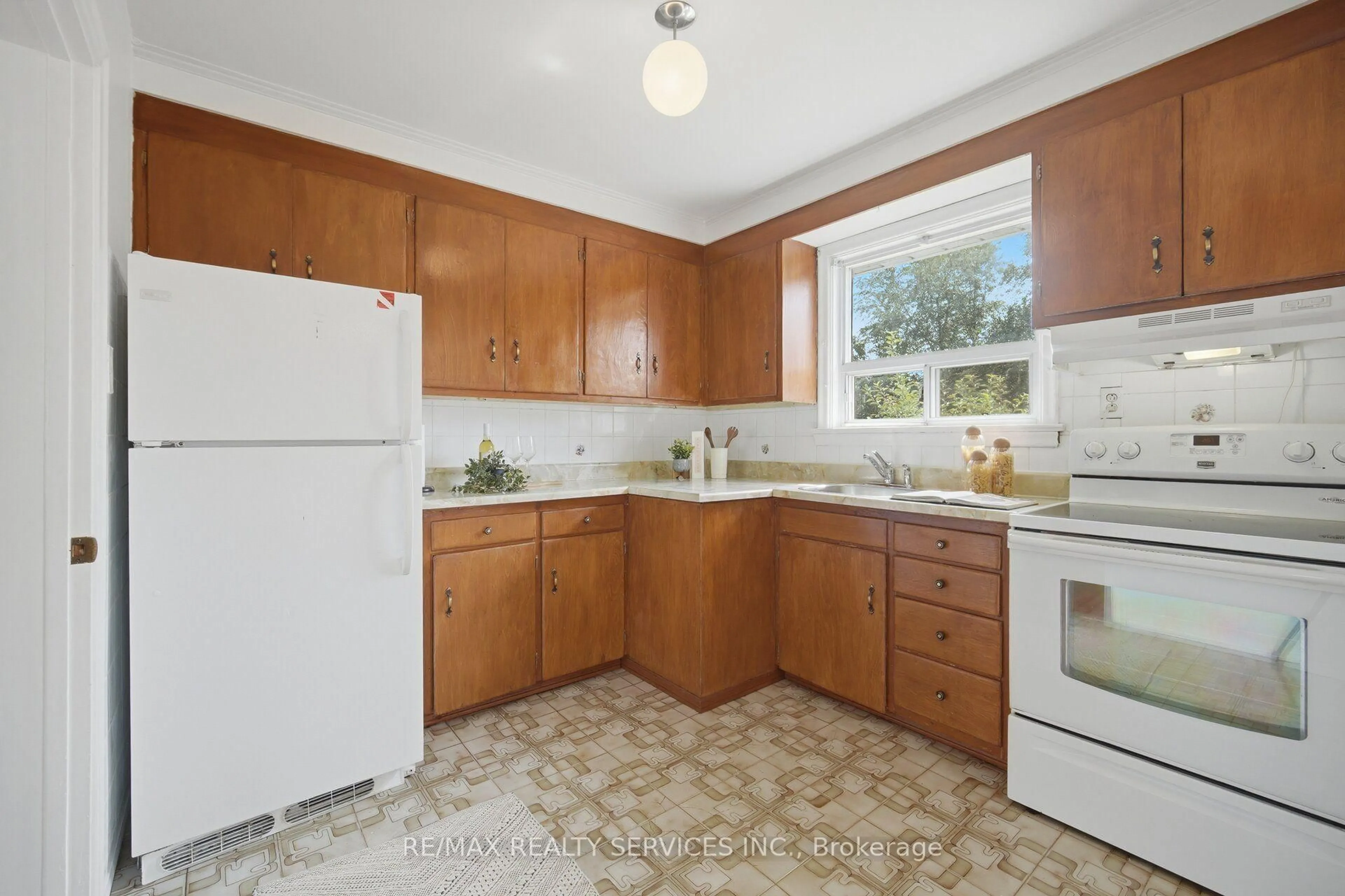 Standard kitchen, ceramic/tile floor for 27 Edgemont Dr, Brampton Ontario L6V 1K9
