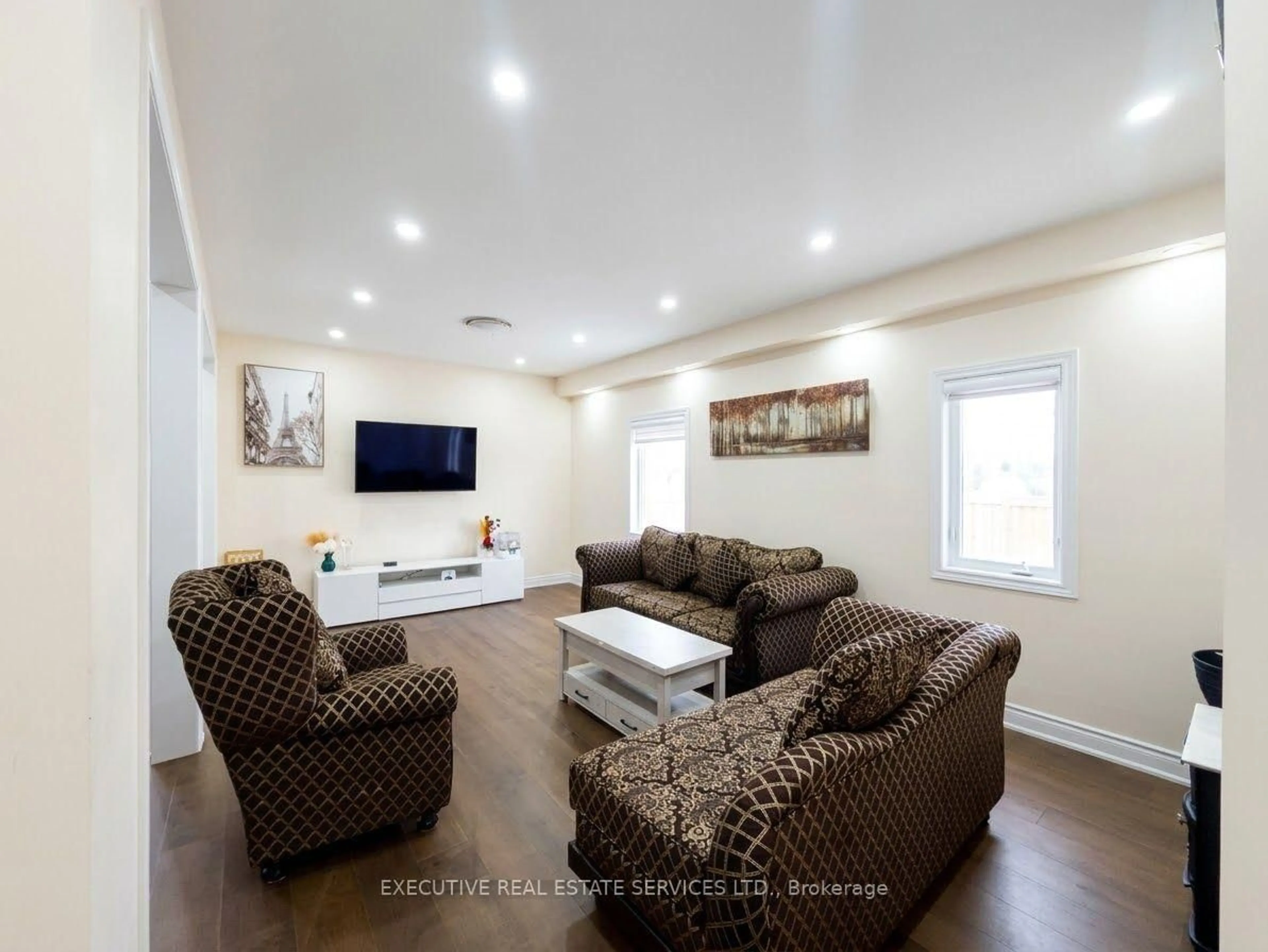 Living room with furniture, unknown for 118 Turquoise Cres, Brampton Ontario L6P 2R3