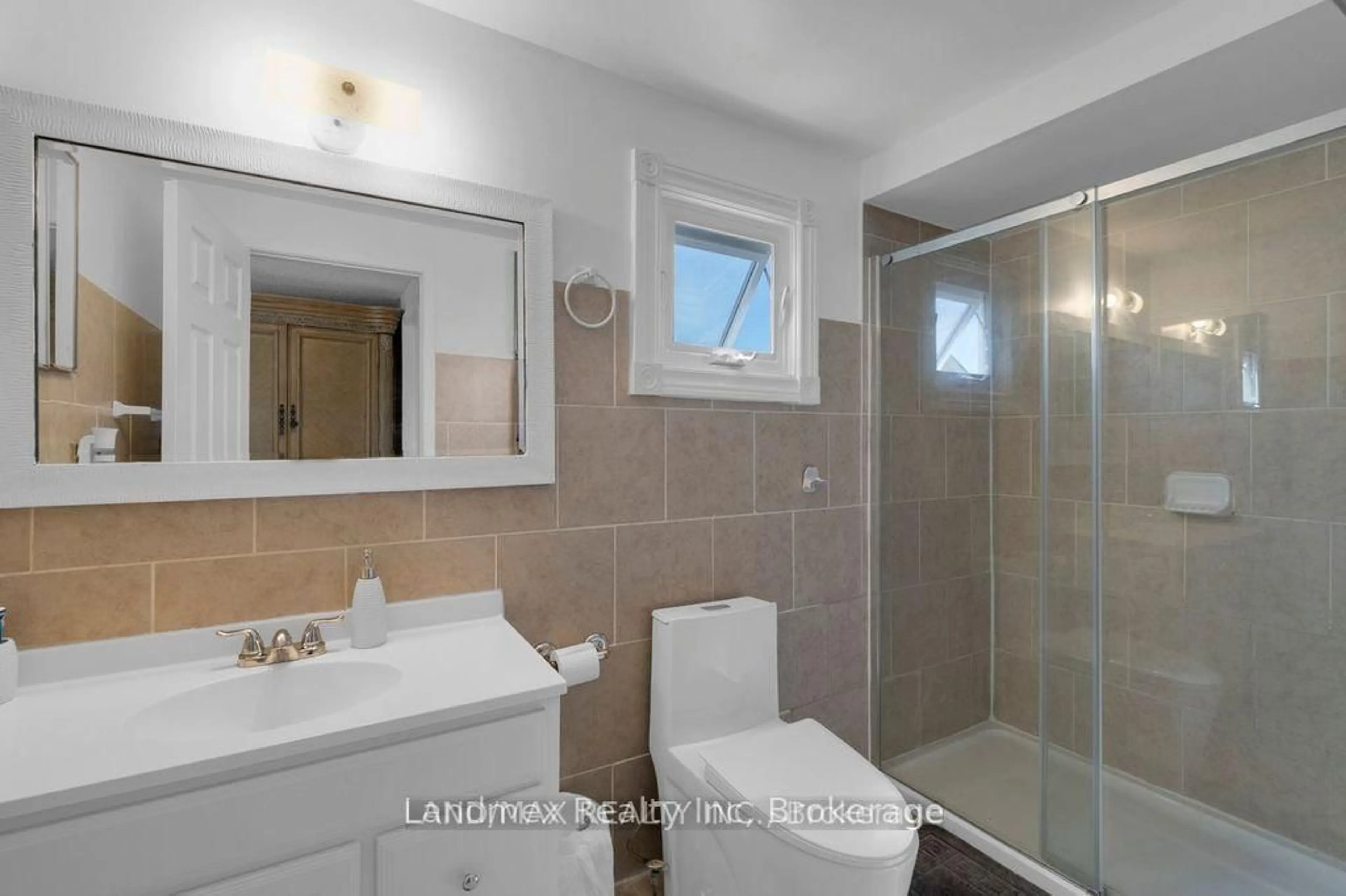 Standard bathroom, ceramic/tile floor for 6636 Edenwood Dr, Mississauga Ontario L5N 3J9