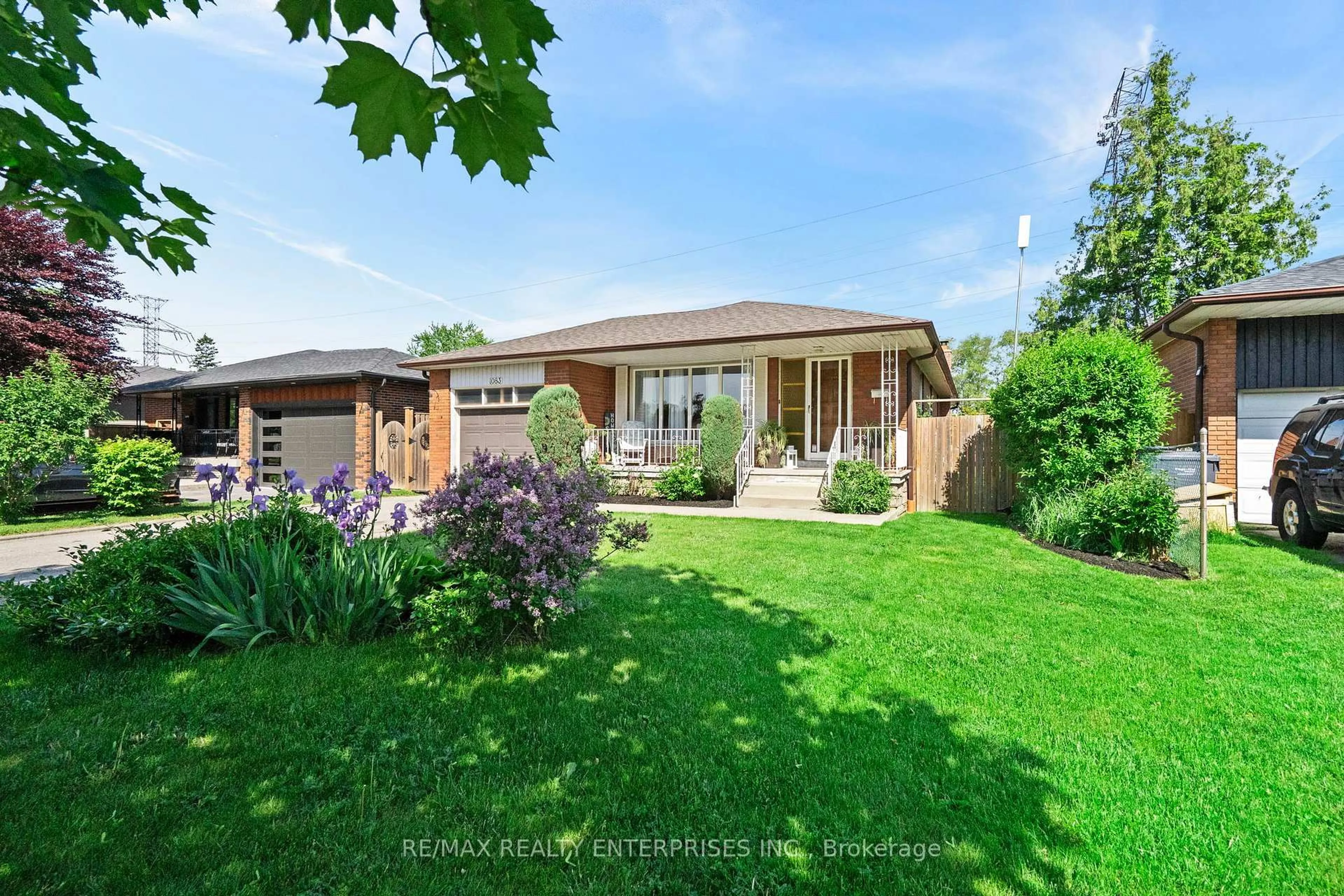 A pic from outside/outdoor area/front of a property/back of a property/a pic from drone, street for 1083 Melton Dr, Mississauga Ontario L4Y 1L3