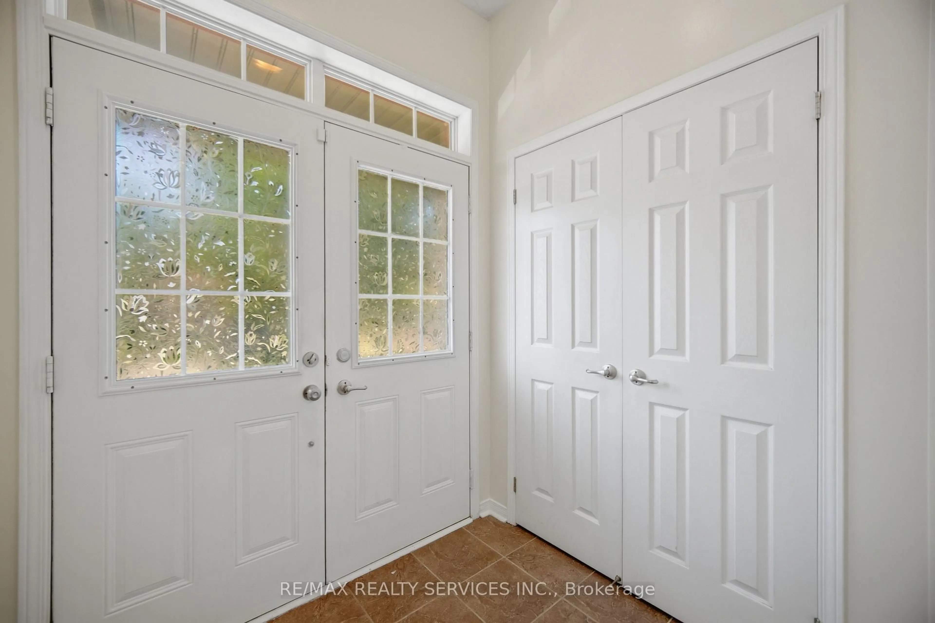 Indoor entryway for 98 Teal Crest Circ, Brampton Ontario L6X 2Z4