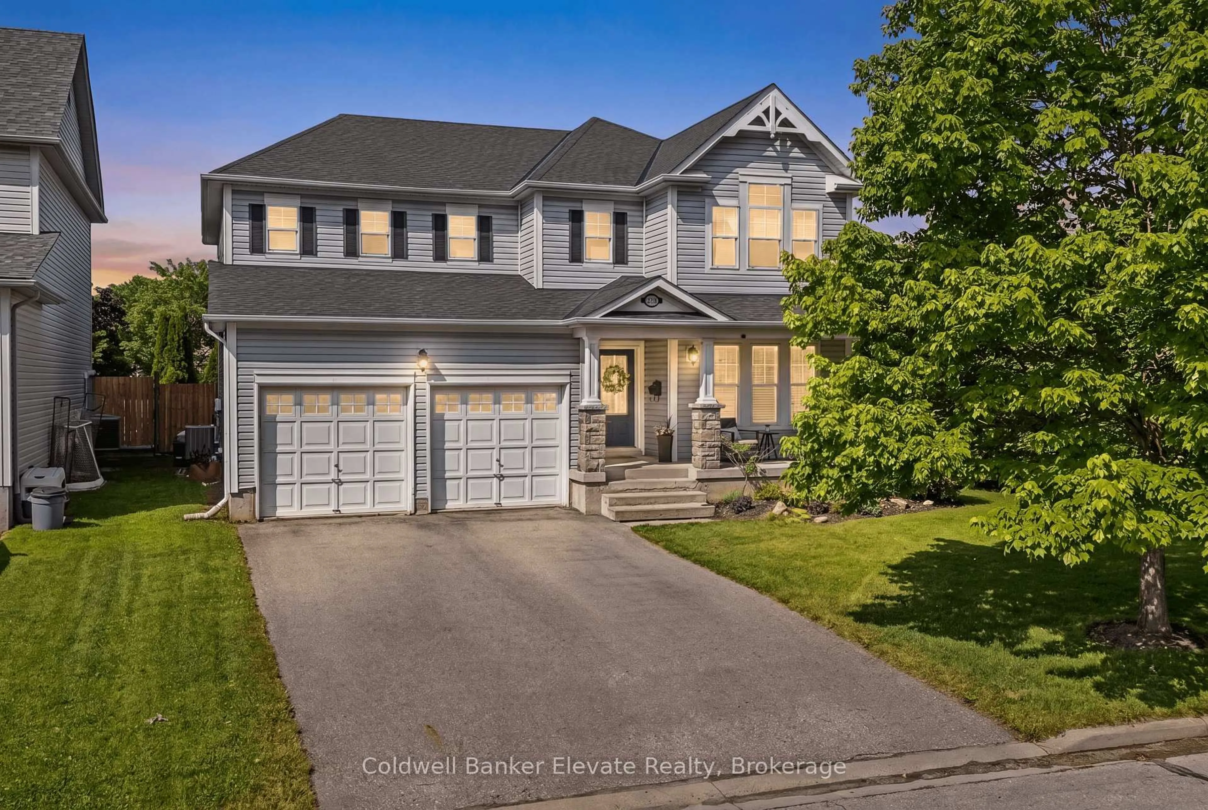 Home with vinyl exterior material, street for 28 Brown's Cres, Halton Hills Ontario L7J 3A4