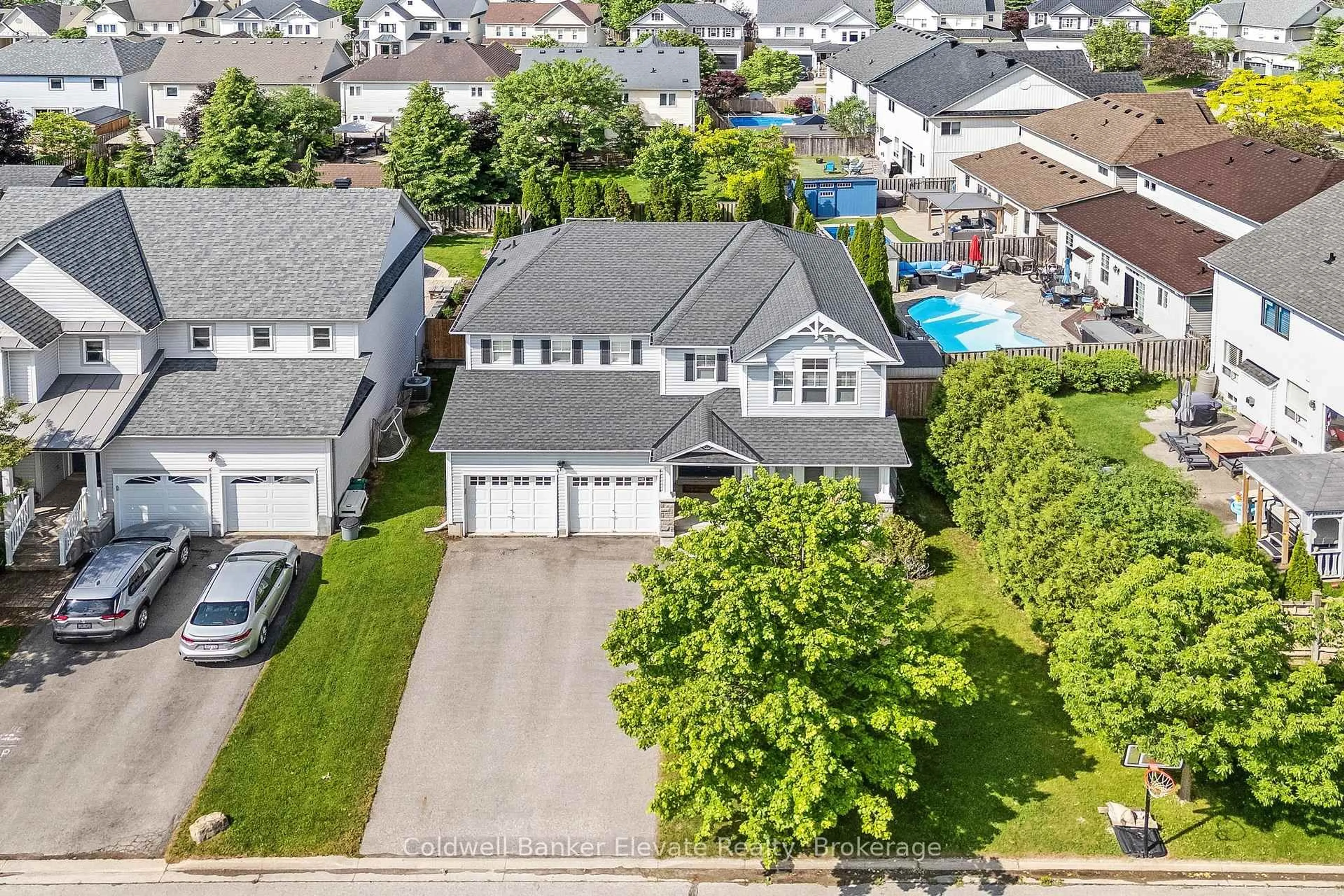 A pic from outside/outdoor area/front of a property/back of a property/a pic from drone, street for 28 Brown's Cres, Halton Hills Ontario L7J 3A4