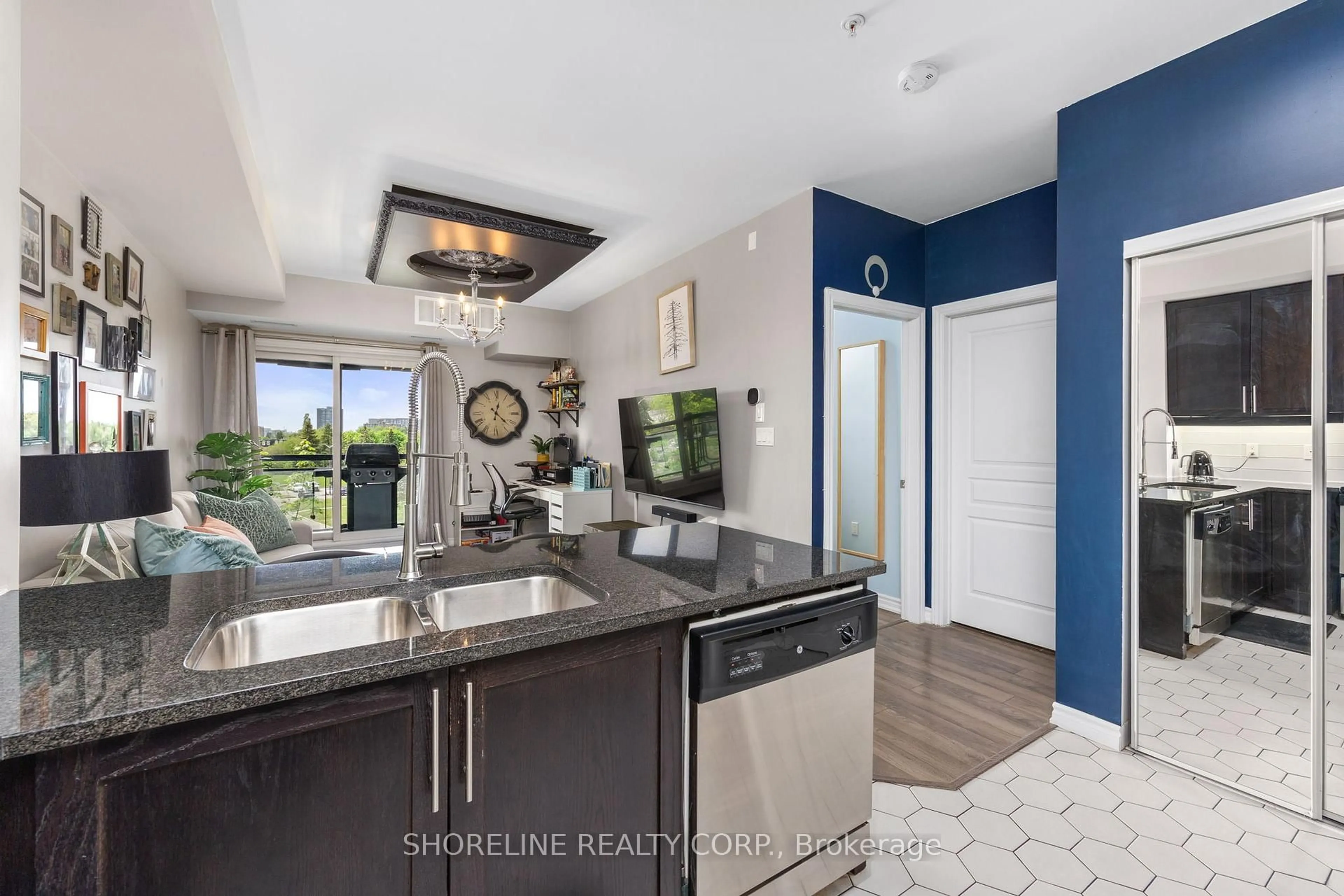 Open concept kitchen, ceramic/tile floor for 570 Lolita Gdns #401, Mississauga Ontario L5A 0A1