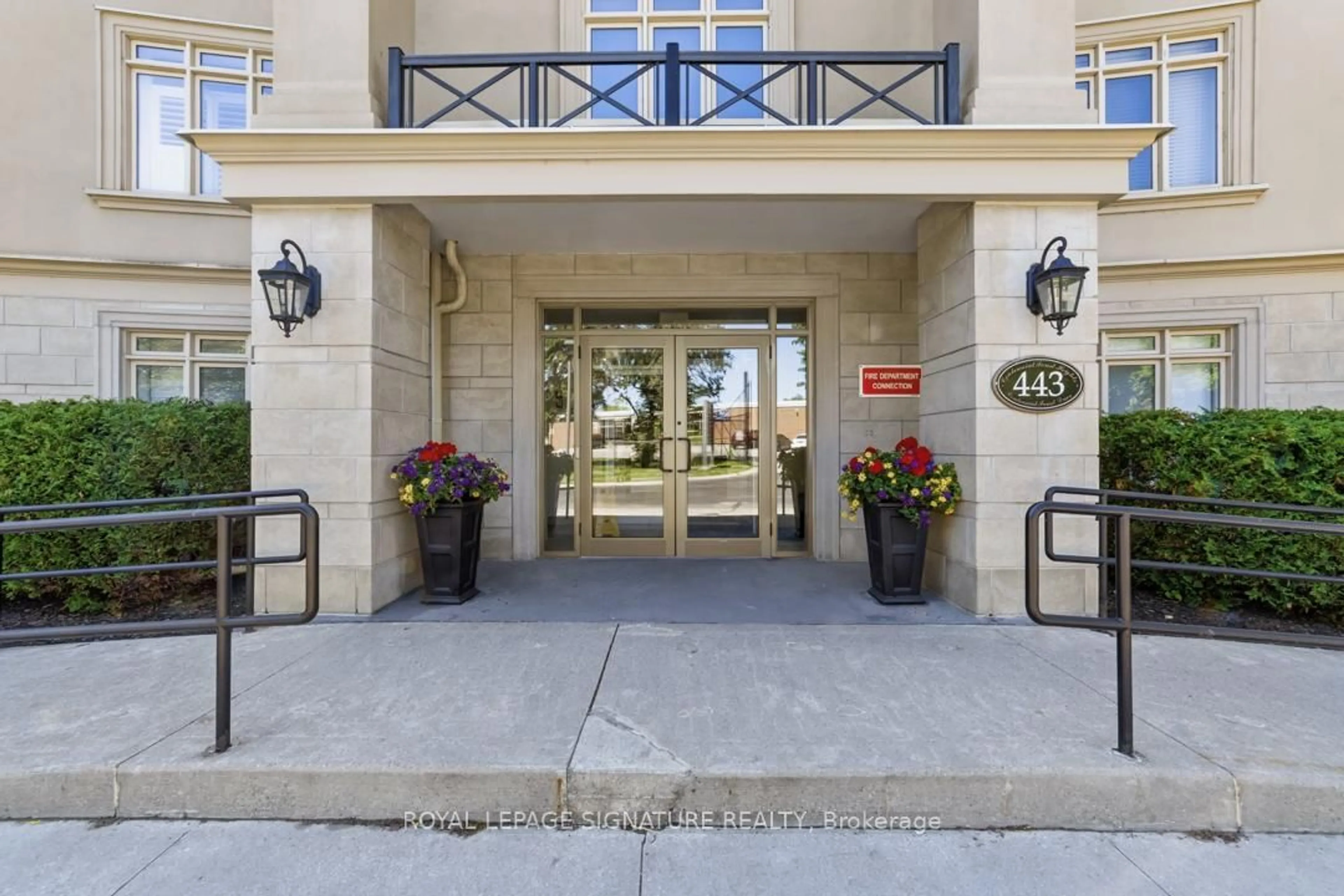 Indoor foyer for 443 Centennial Forest Dr #109, Milton Ontario L9T 6A1