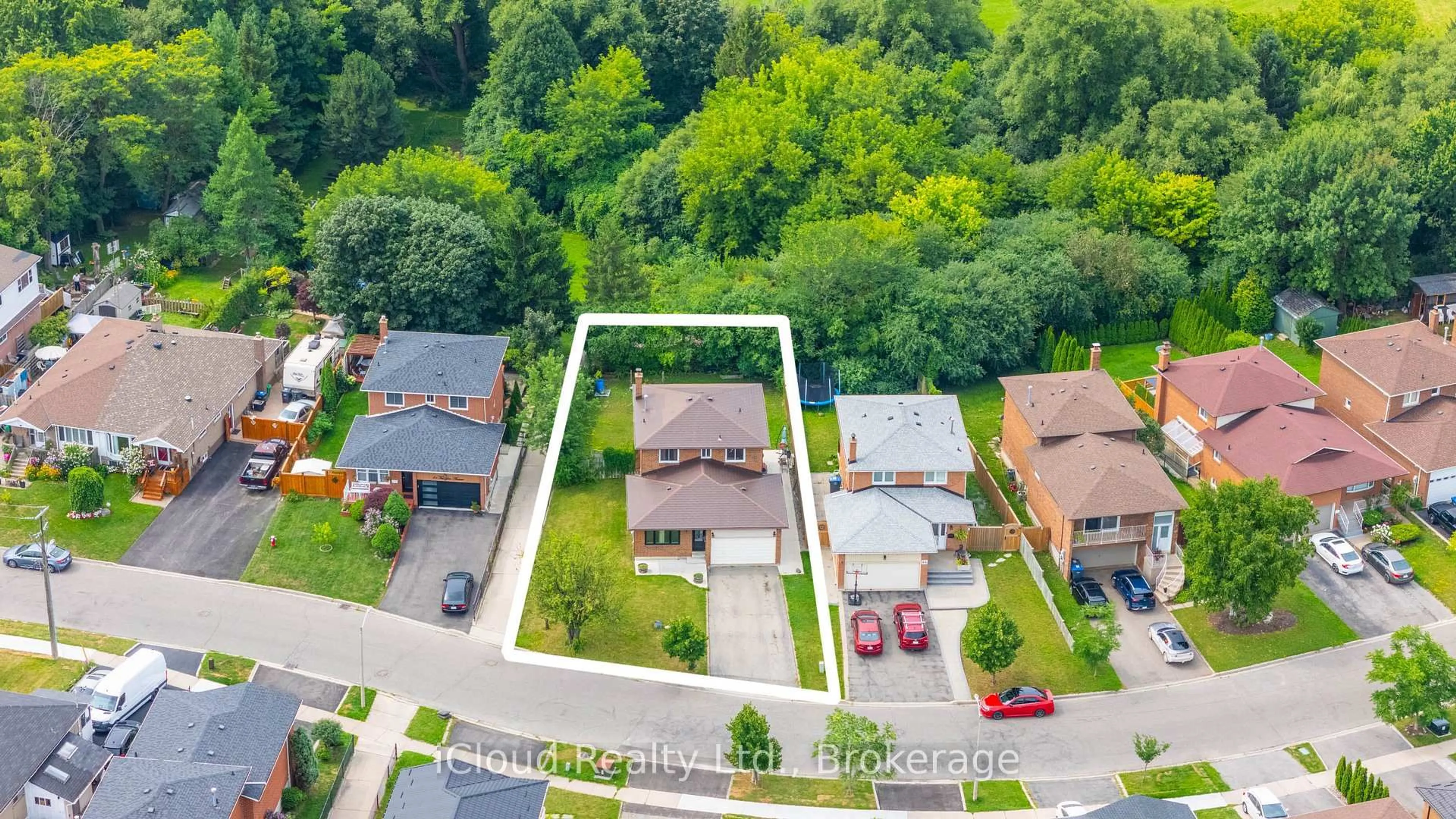 A pic from outside/outdoor area/front of a property/back of a property/a pic from drone, street for 83 Fairglen Ave, Brampton Ontario L6X 1K7