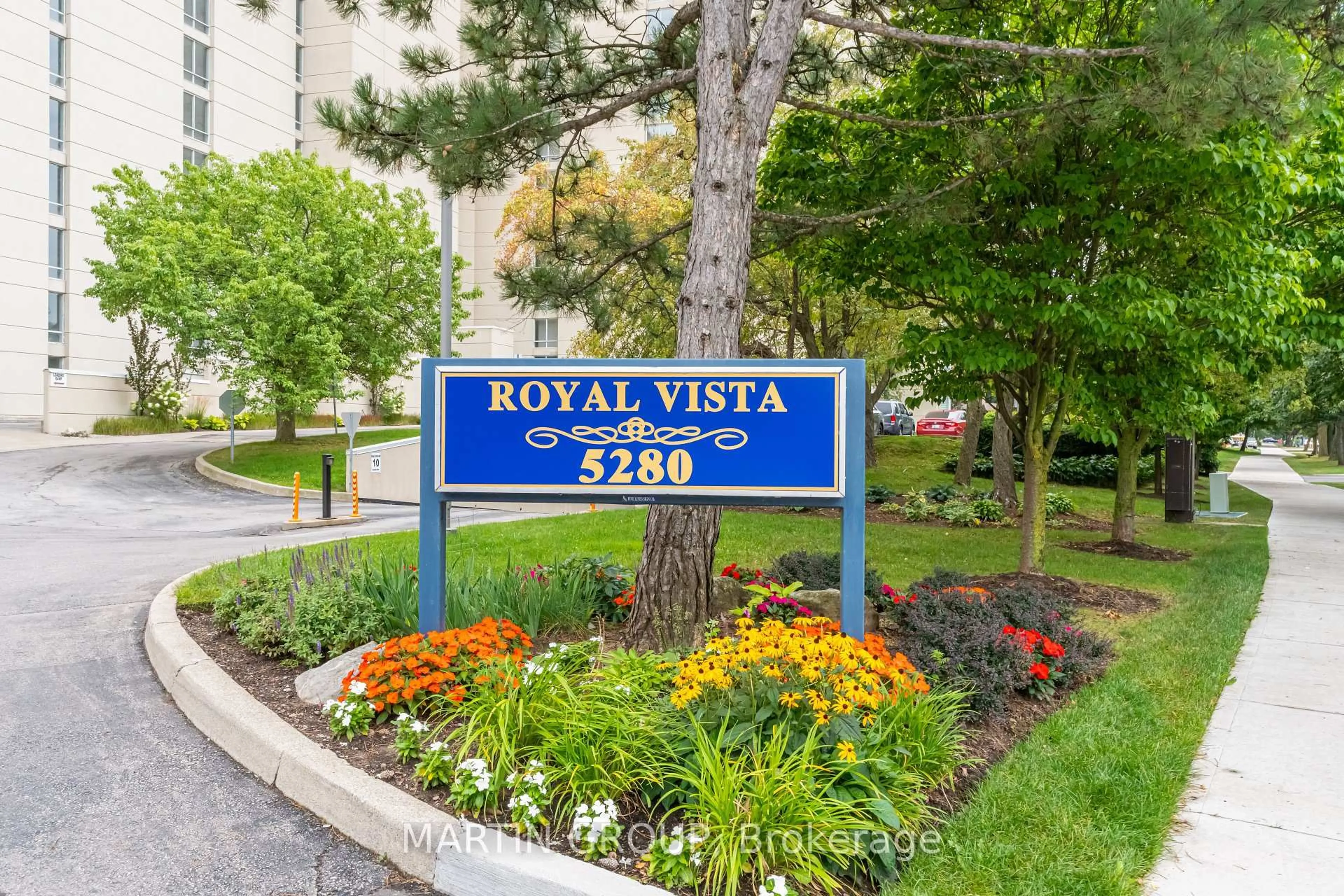 Indoor foyer for 5280 Lakeshore Rd #1102, Burlington Ontario L7L 5R1
