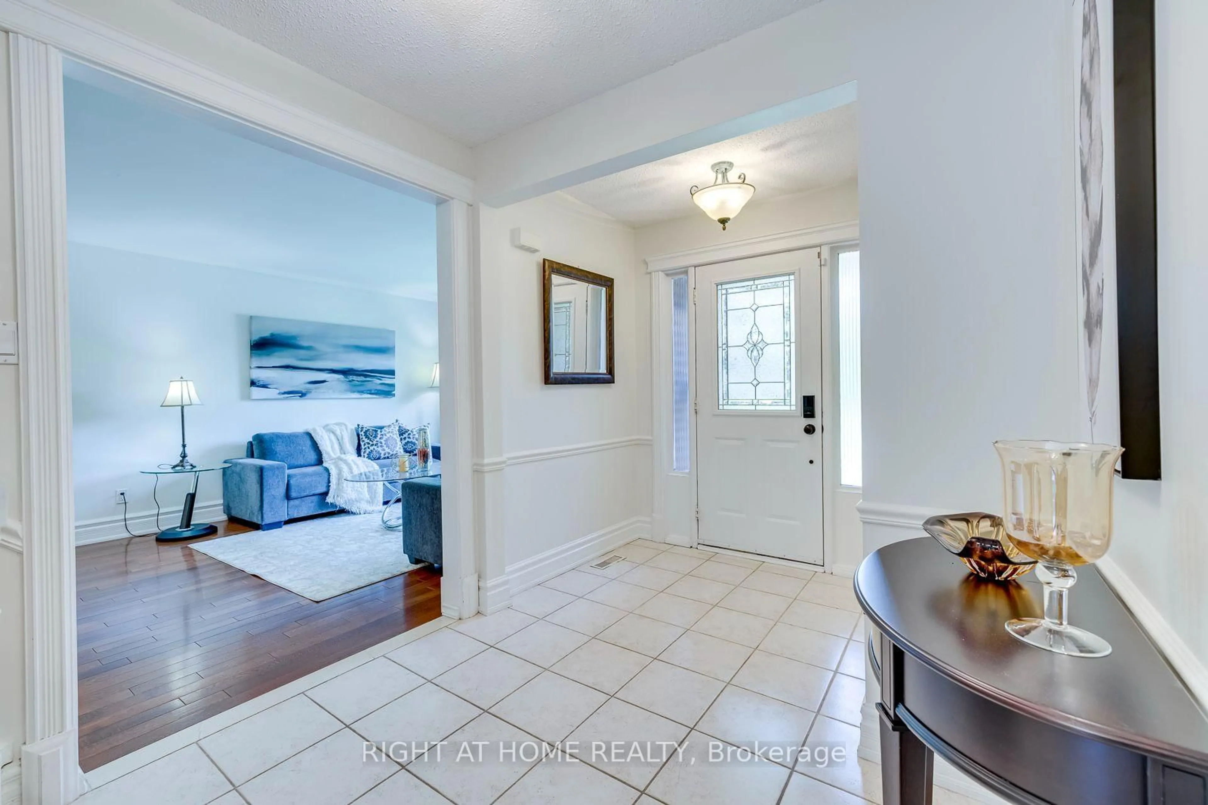 Indoor entryway for 1025 Vanier Dr, Mississauga Ontario L5H 4B2