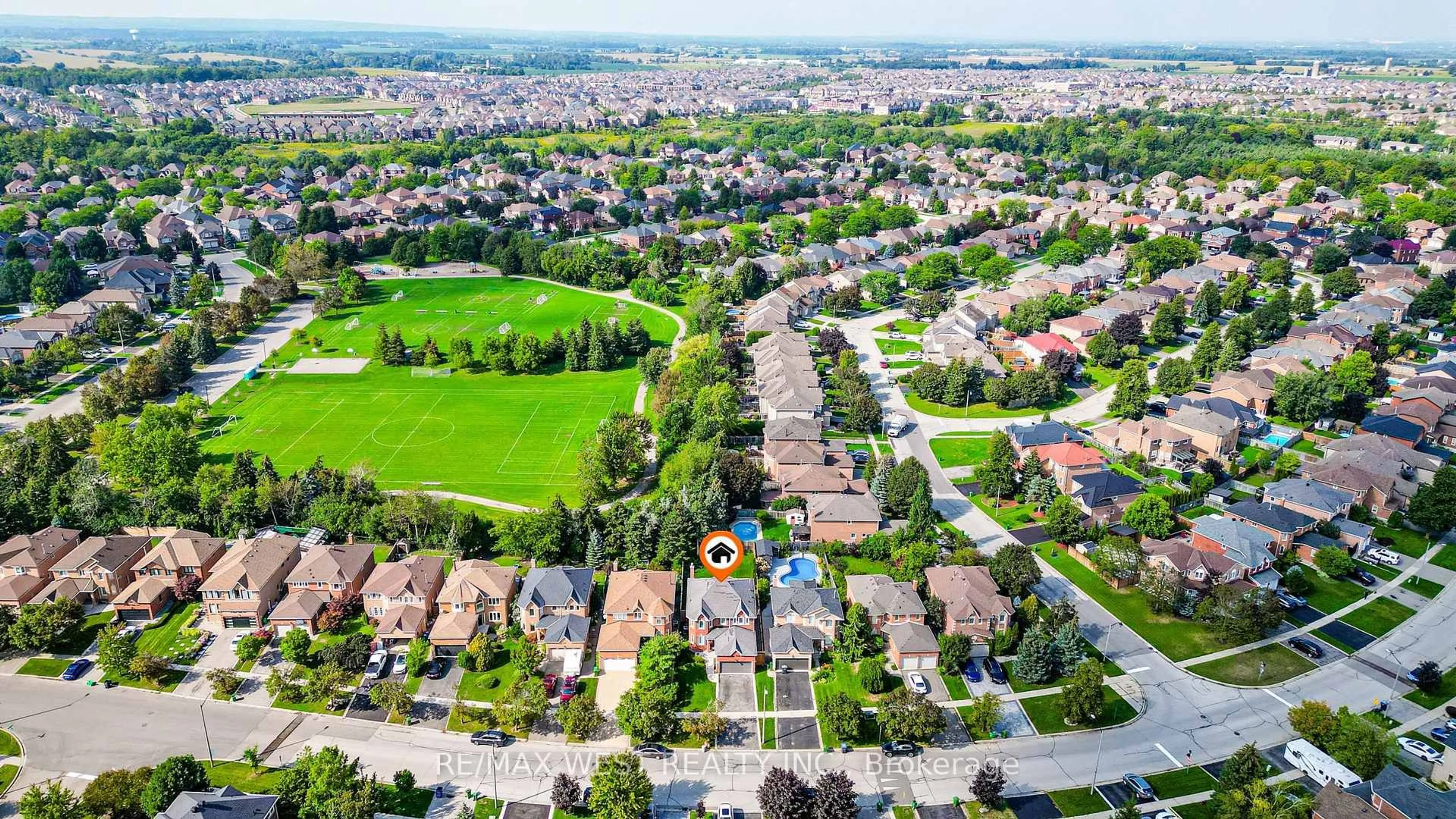 A pic from outside/outdoor area/front of a property/back of a property/a pic from drone, street for 24 Royal Valley Dr, Caledon Ontario L7C 1B2