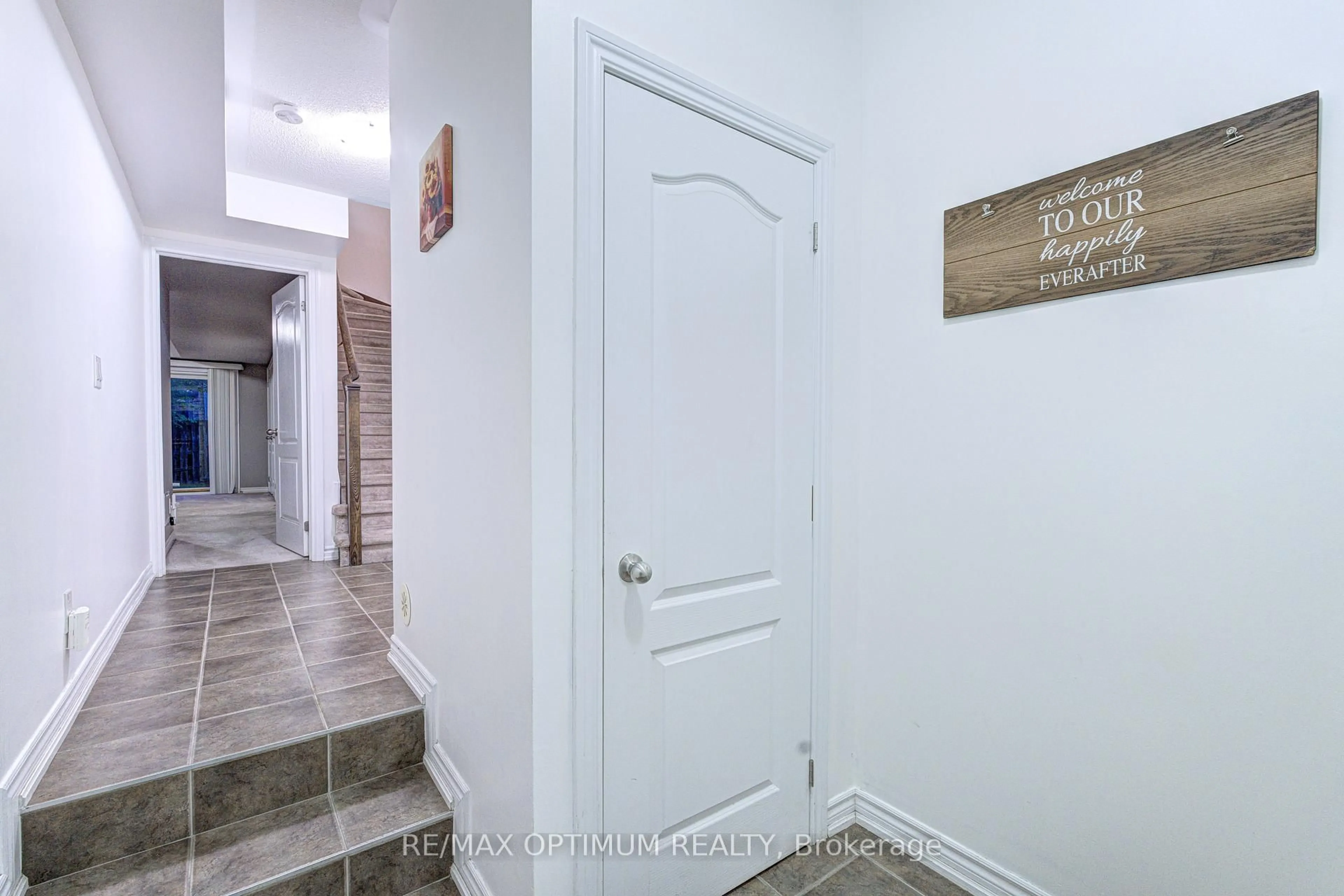 Indoor entryway for 23 Bakewell St, Brampton Ontario L6Y 0P9