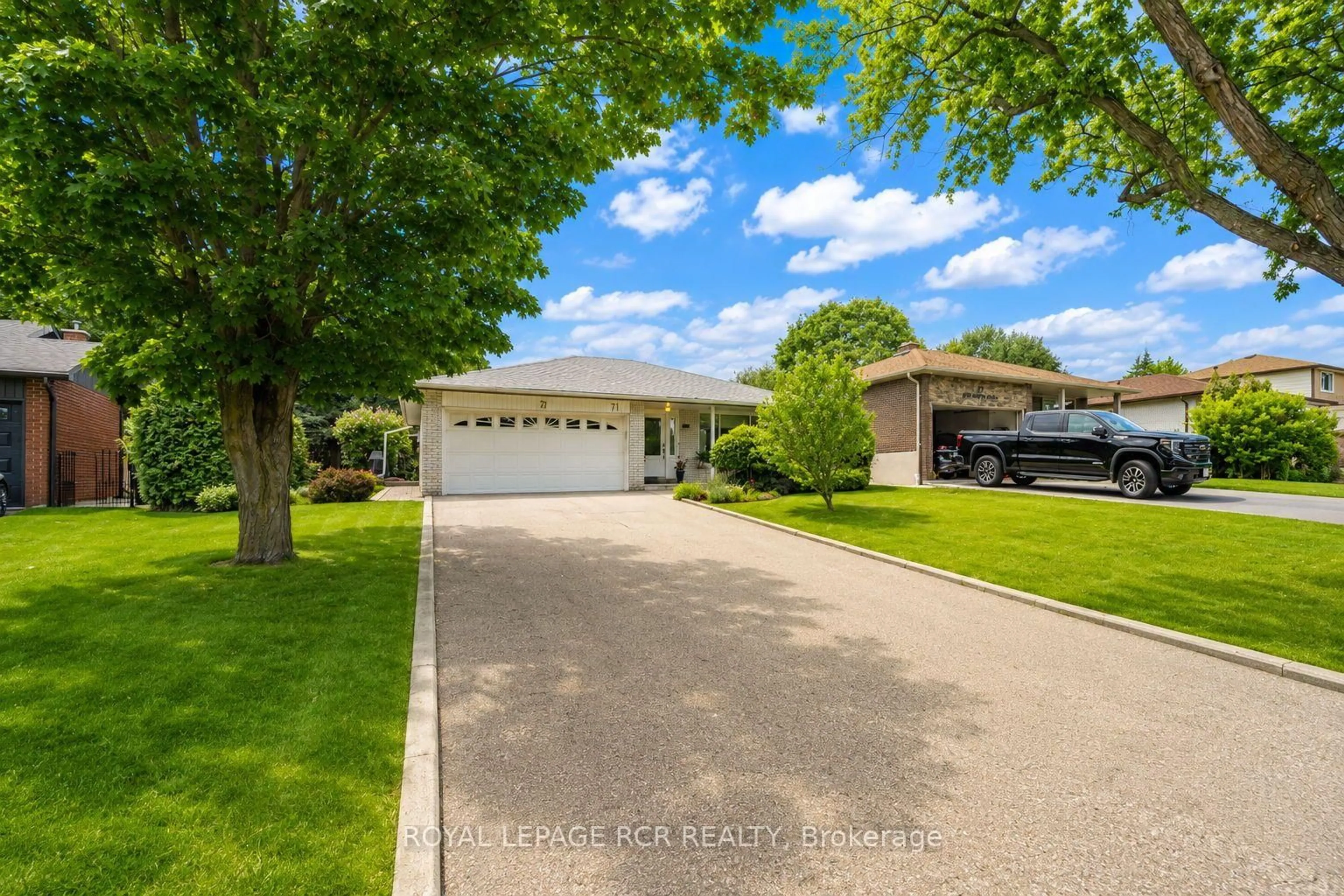A pic from outside/outdoor area/front of a property/back of a property/a pic from drone, street for 71 Birchview Cres, Caledon Ontario L7E 3X2