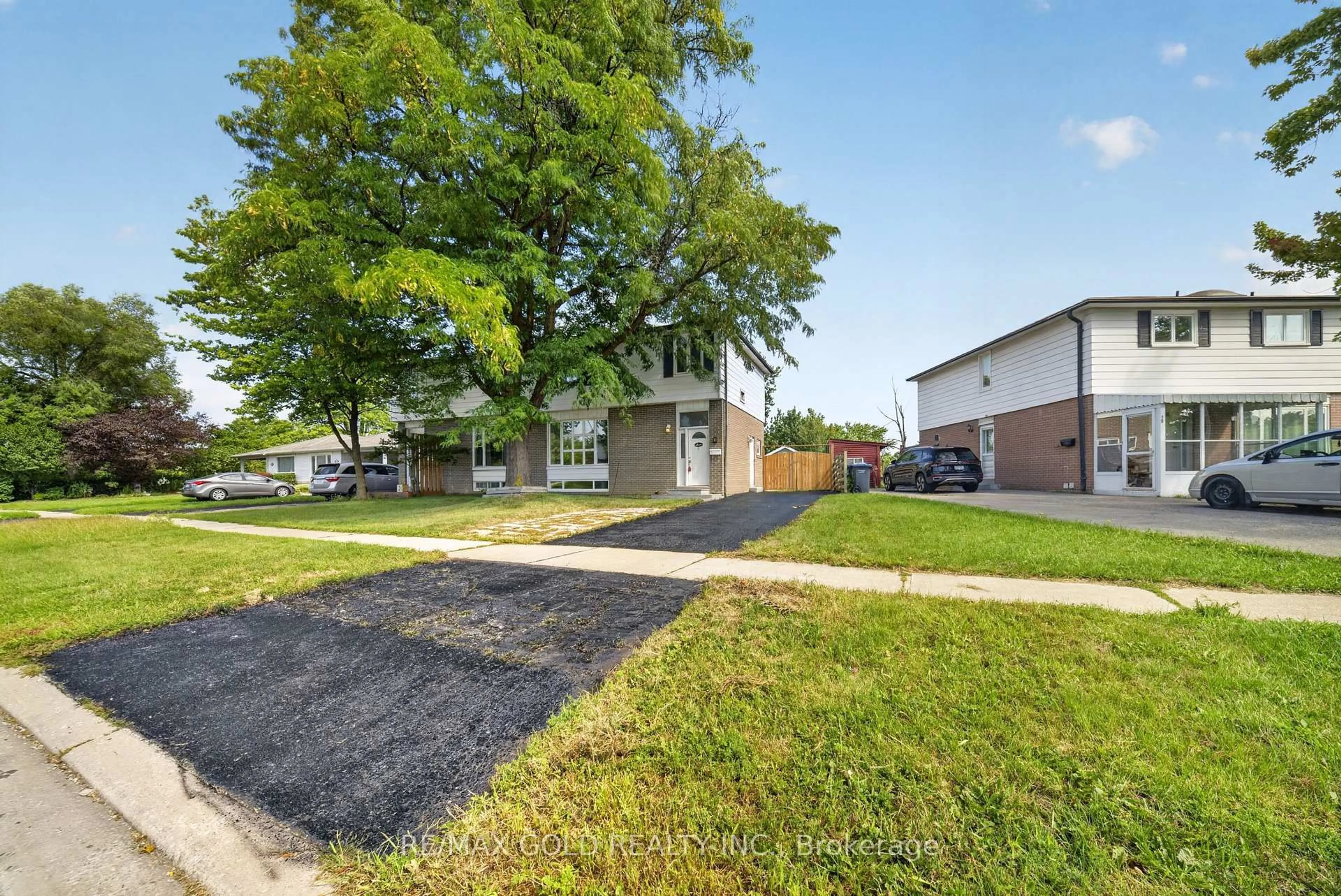 A pic from outside/outdoor area/front of a property/back of a property/a pic from drone, street for 8 Earnscliffe Gate, Brampton Ontario L6T 3B3