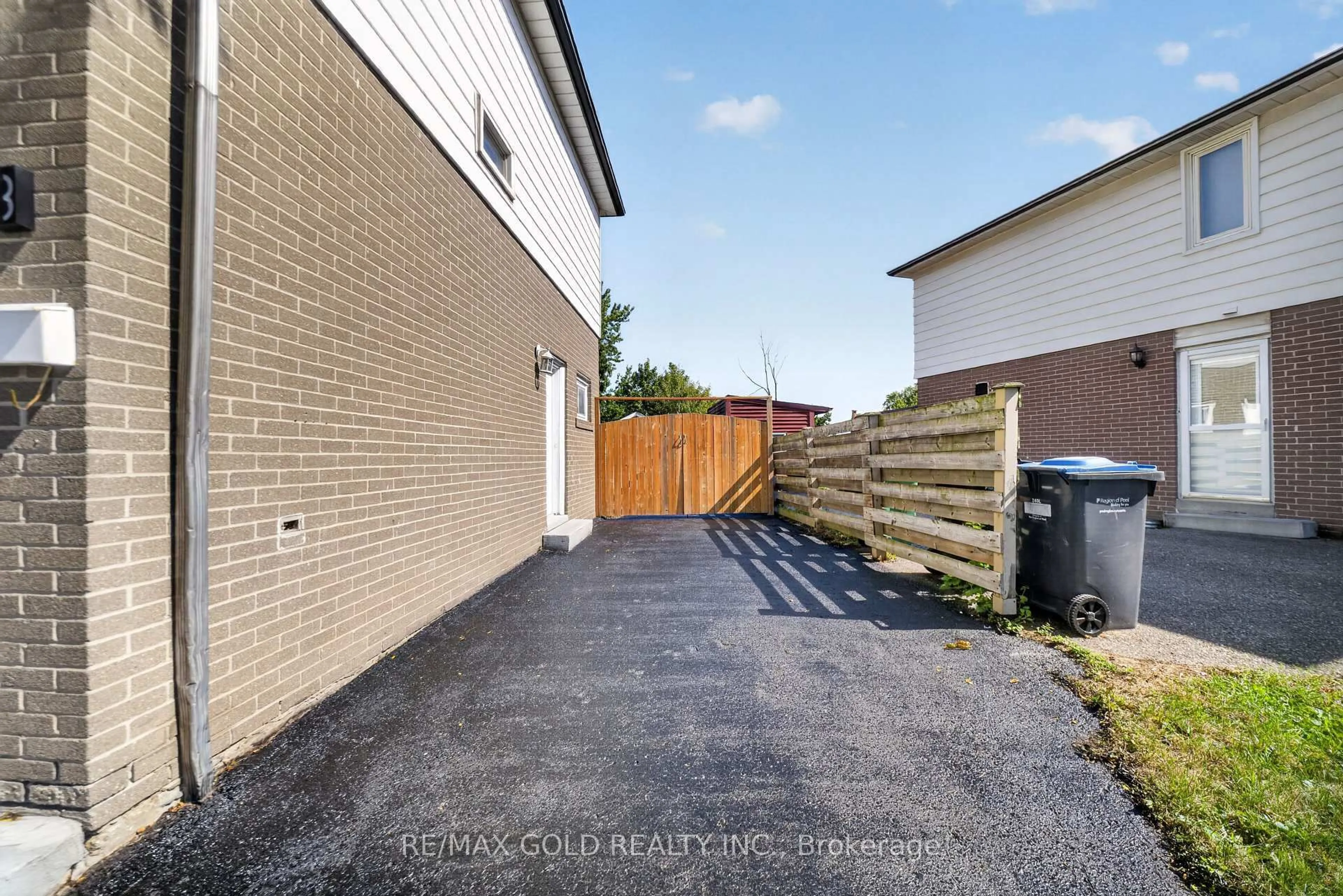 A pic from outside/outdoor area/front of a property/back of a property/a pic from drone, street for 8 Earnscliffe Gate, Brampton Ontario L6T 3B3