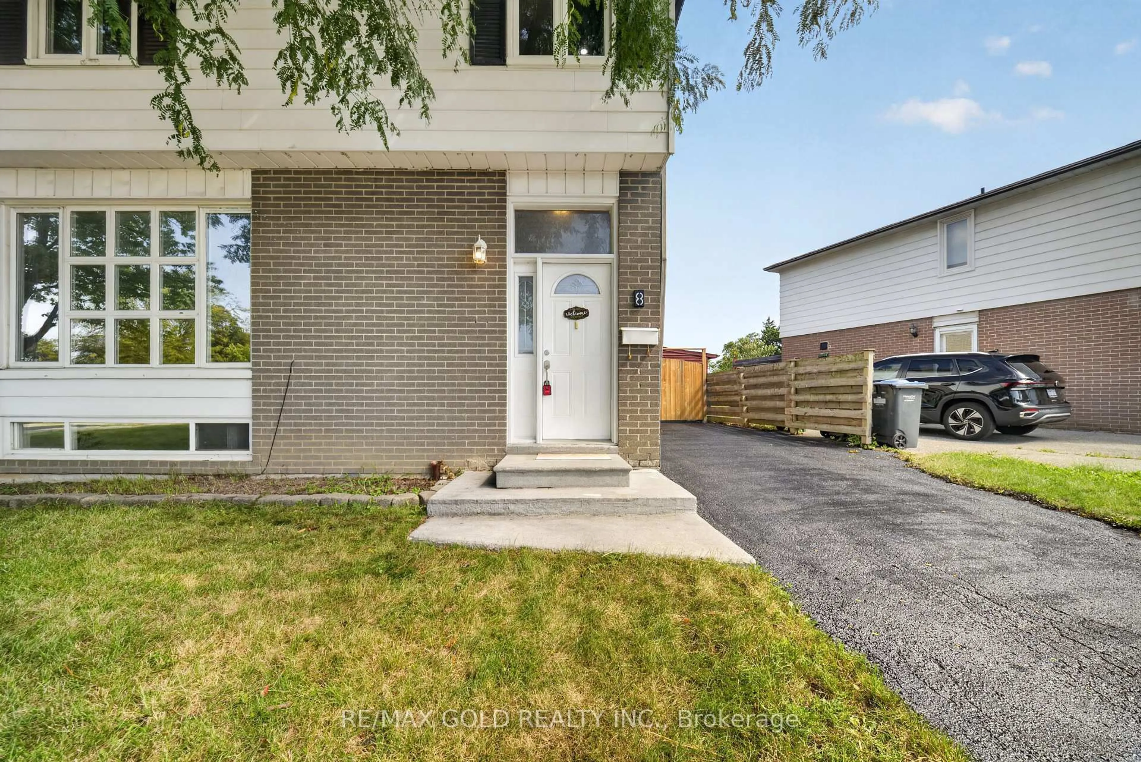 Unknown for 8 Earnscliffe Gate, Brampton Ontario L6T 3B3
