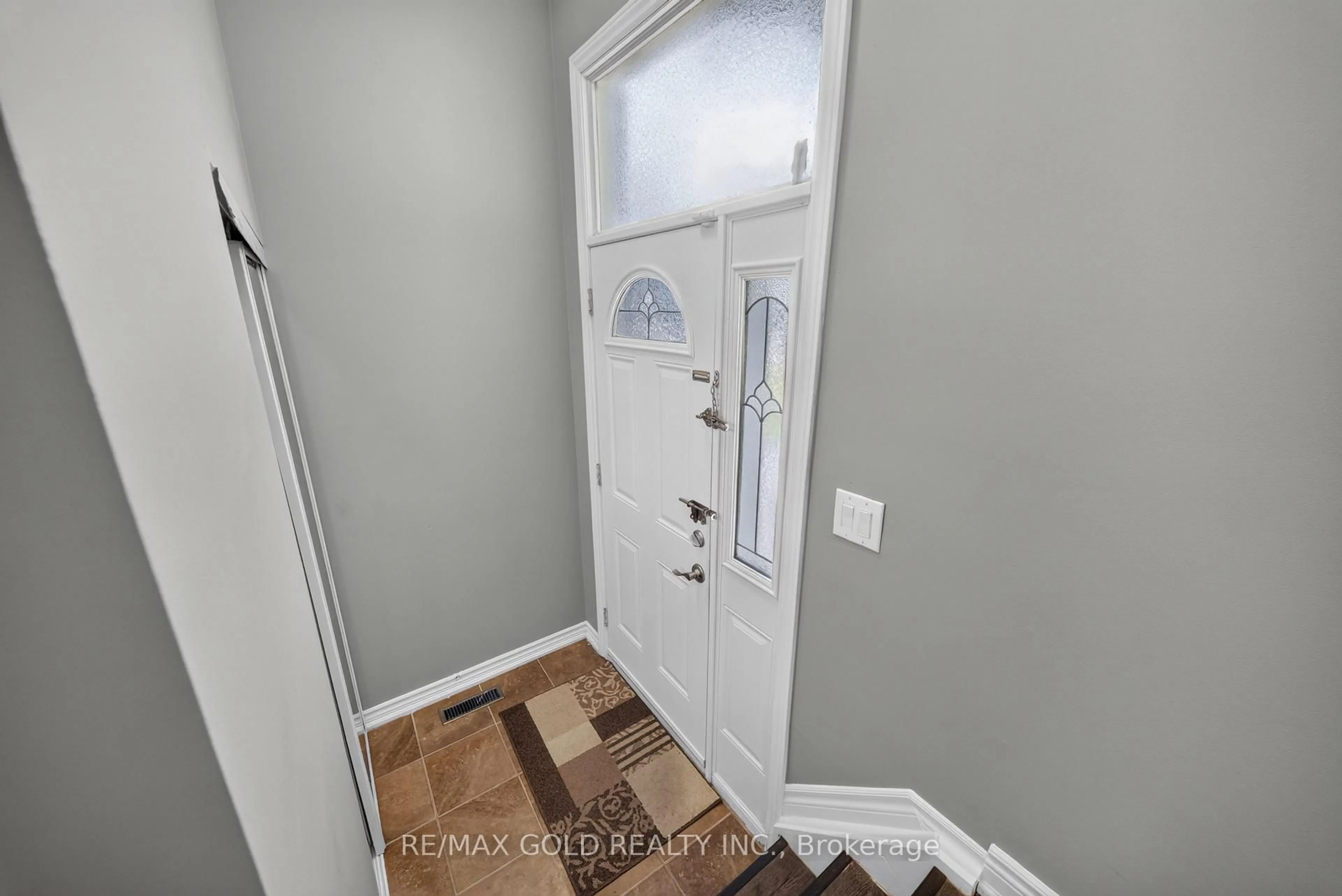 Indoor entryway for 8 Earnscliffe Gate, Brampton Ontario L6T 3B3
