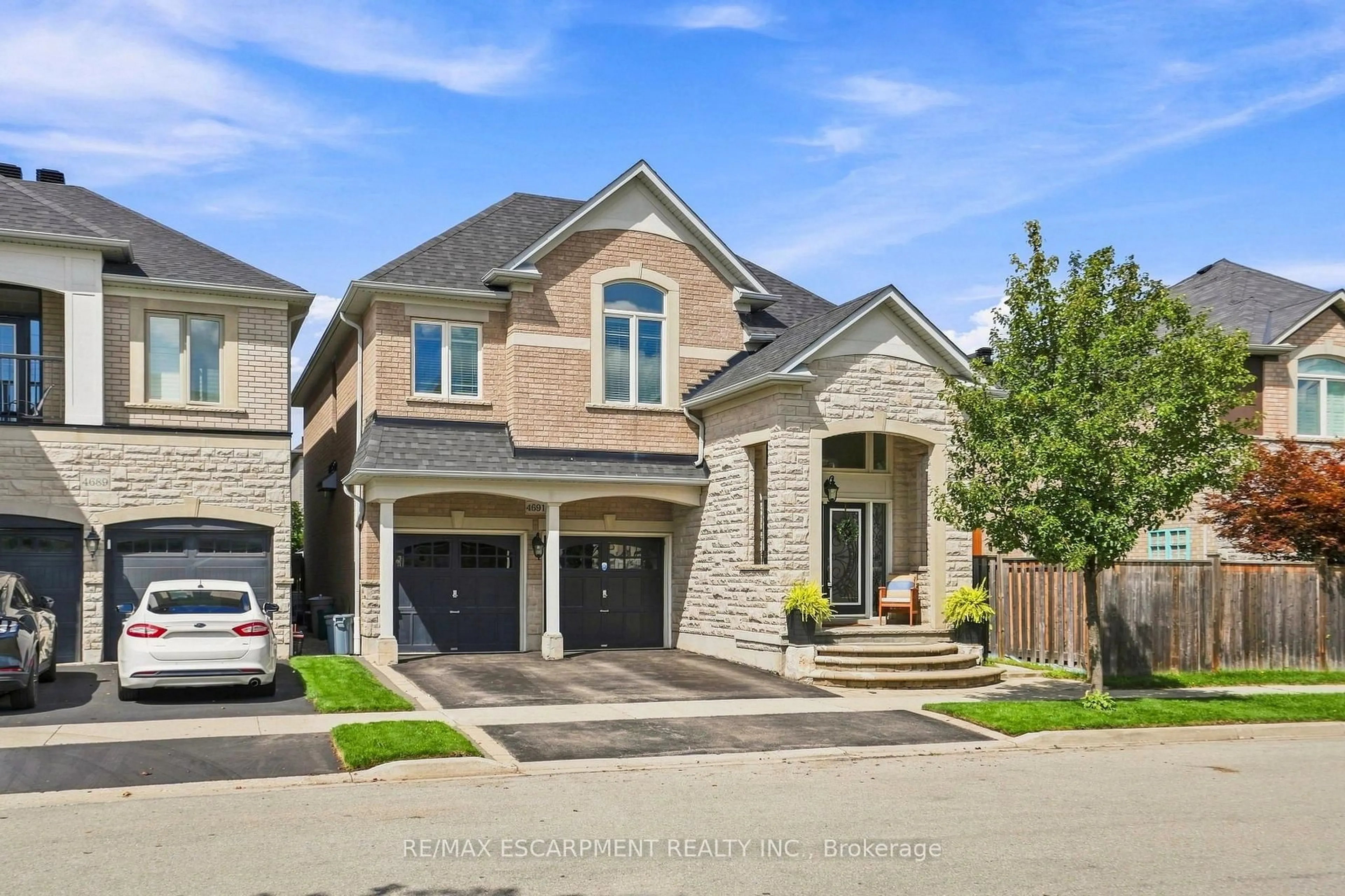Home with brick exterior material, street for 4691 Huffman Rd, Burlington Ontario L7M 0E7