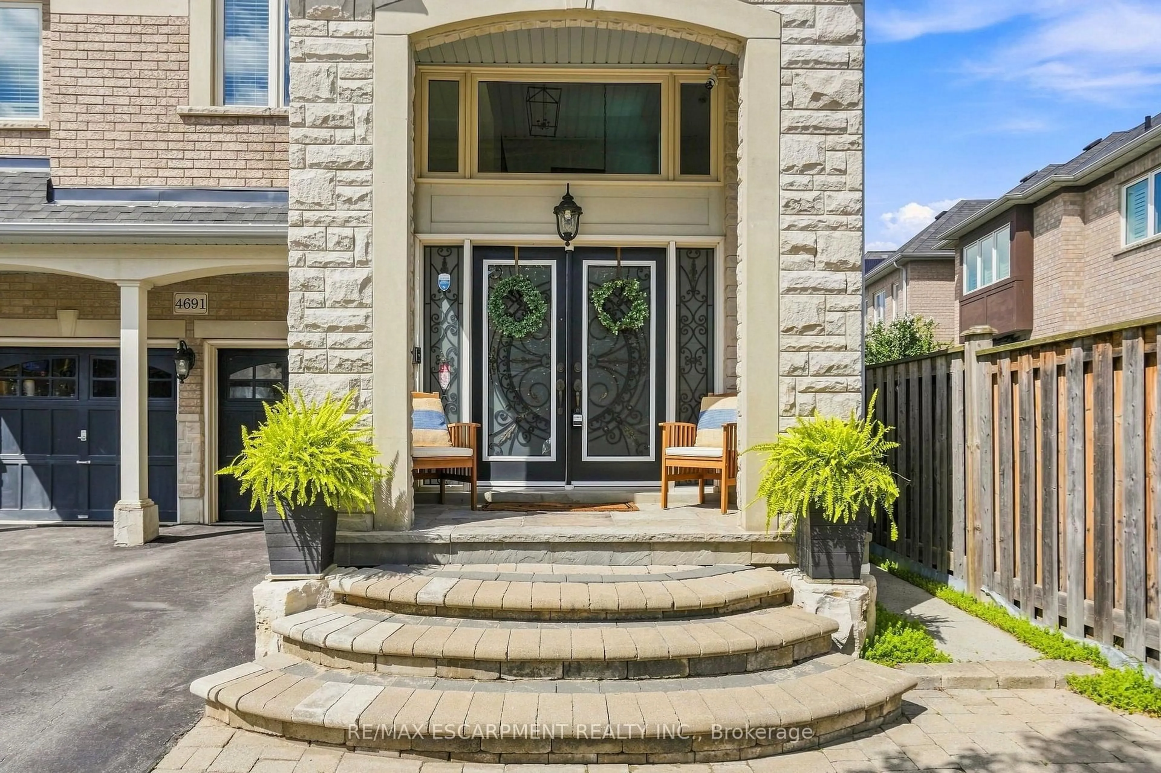 Indoor entryway for 4691 Huffman Rd, Burlington Ontario L7M 0E7