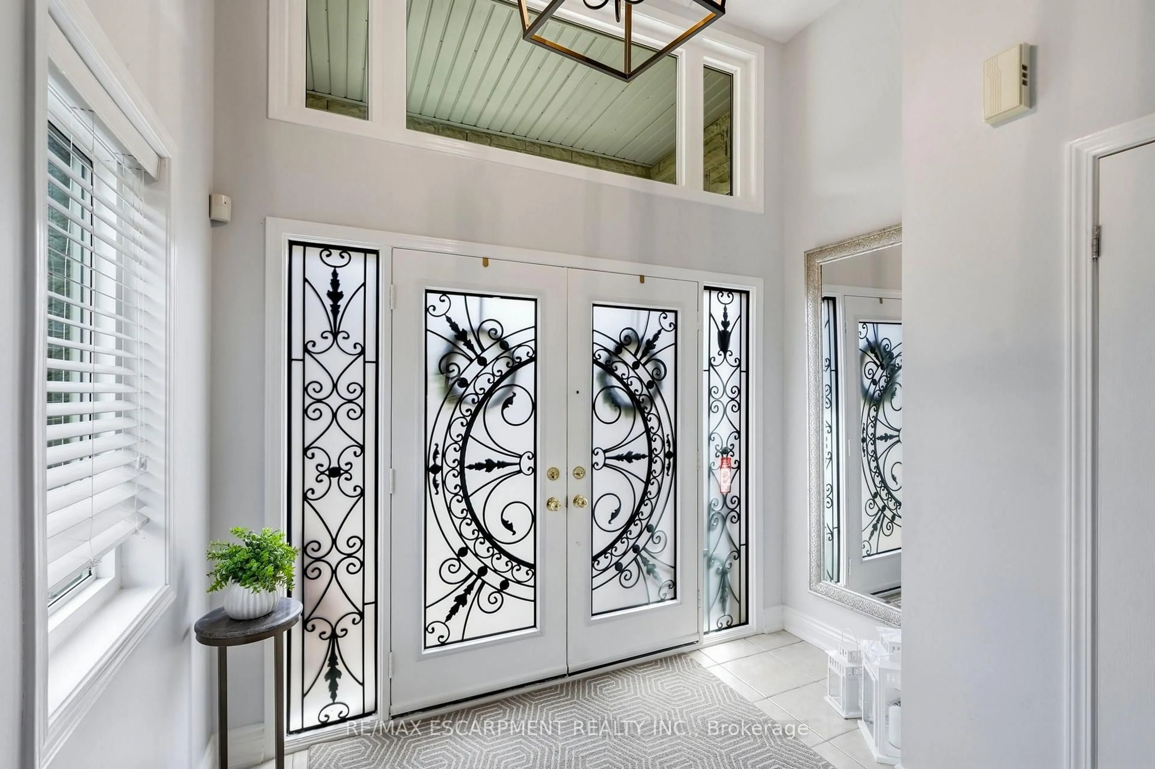 Indoor entryway for 4691 Huffman Rd, Burlington Ontario L7M 0E7