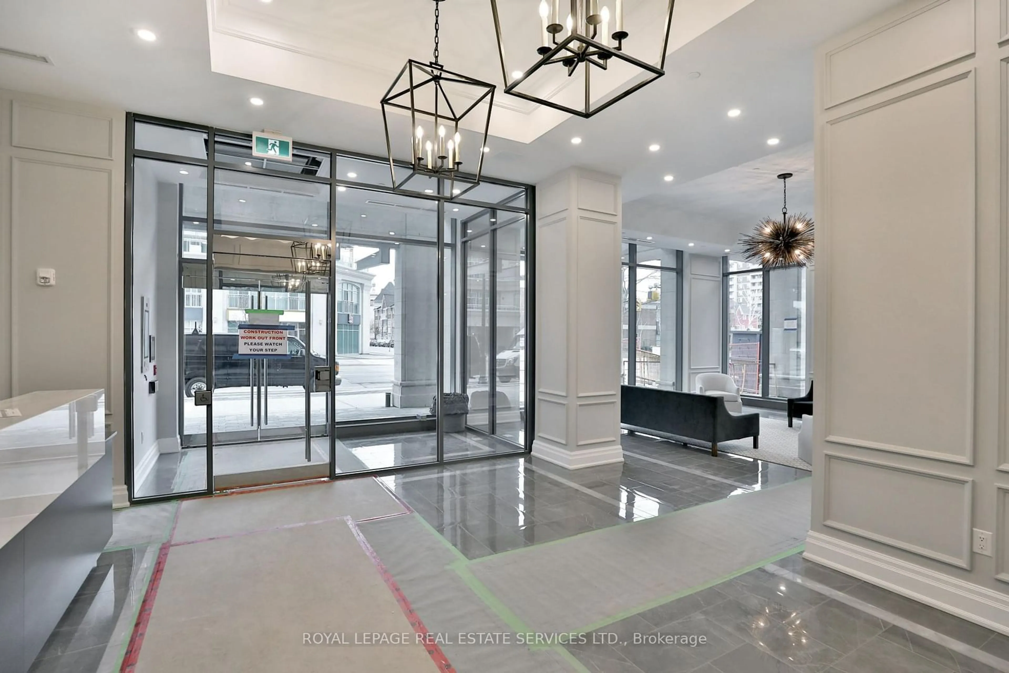 Indoor foyer for 2060 Lakeshore Rd #1802, Burlington Ontario L7R 0G2
